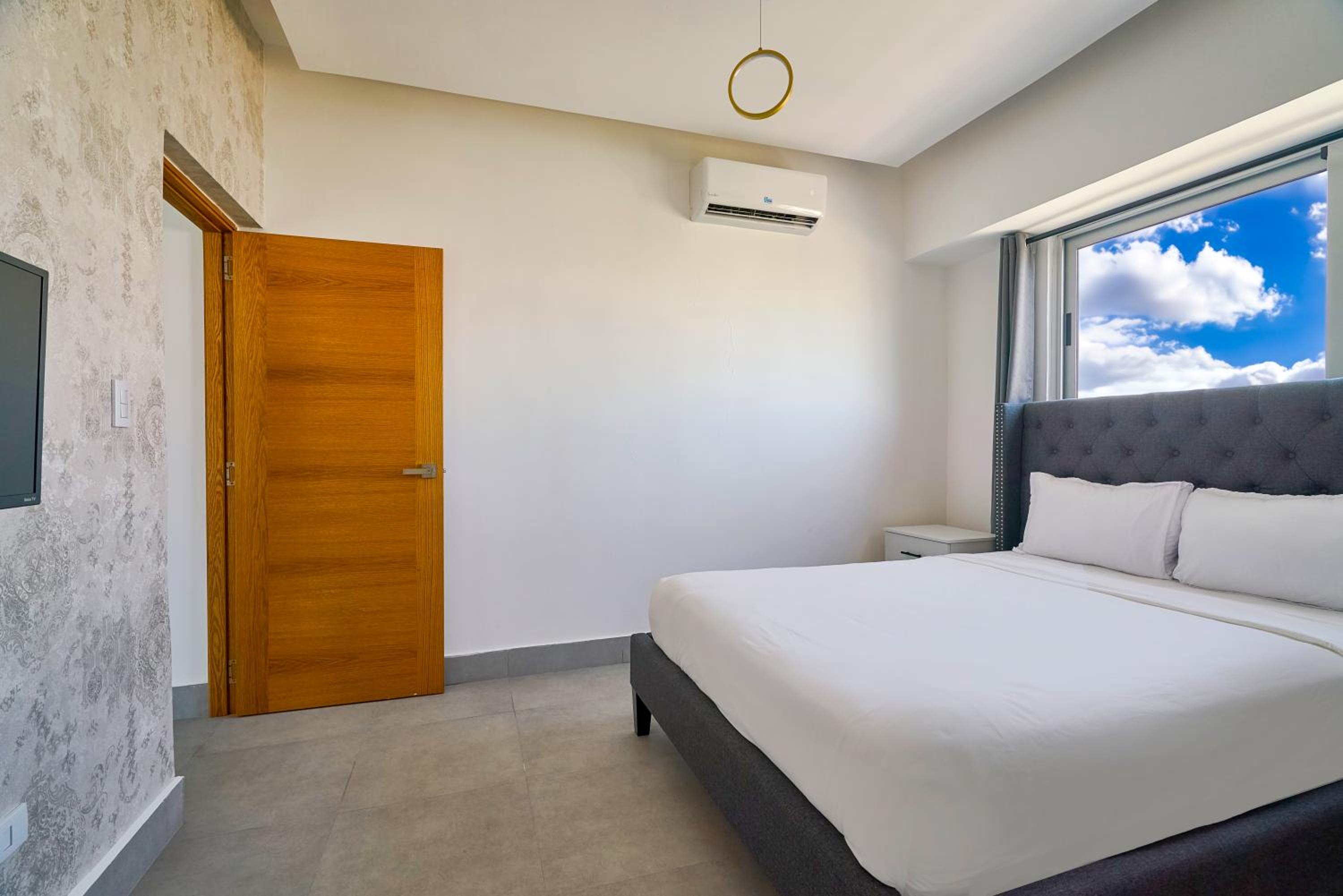 Full Suite - Photo 25