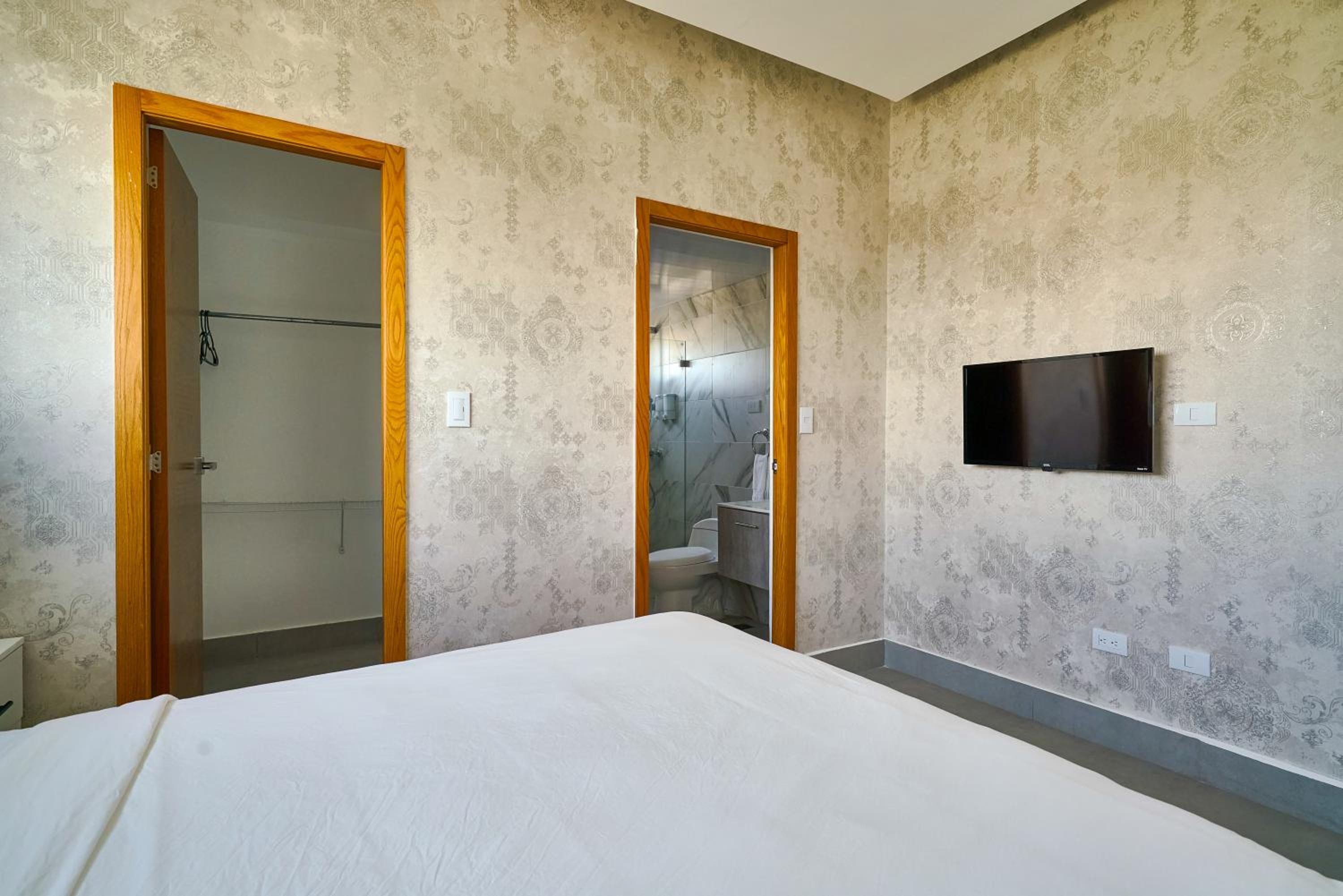 Full Suite - Photo 24