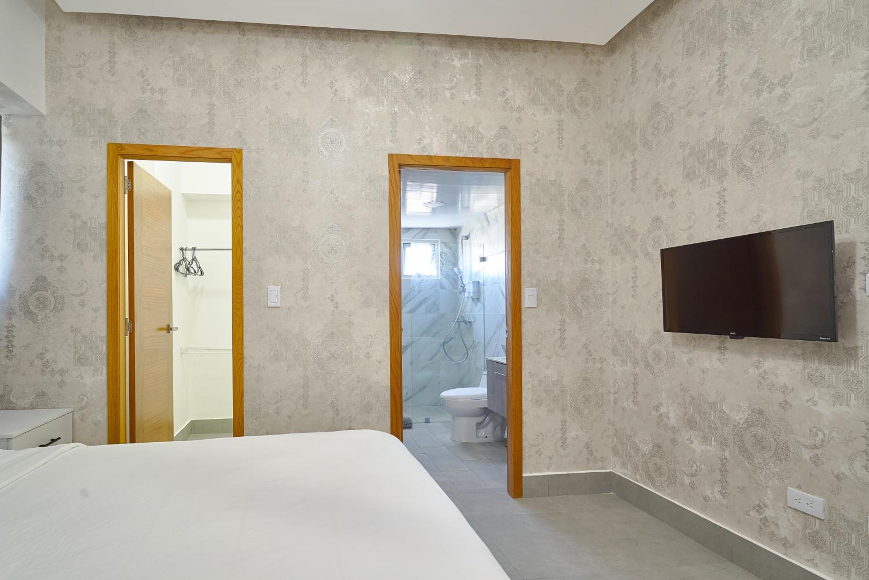 Full Suite - Photo 22