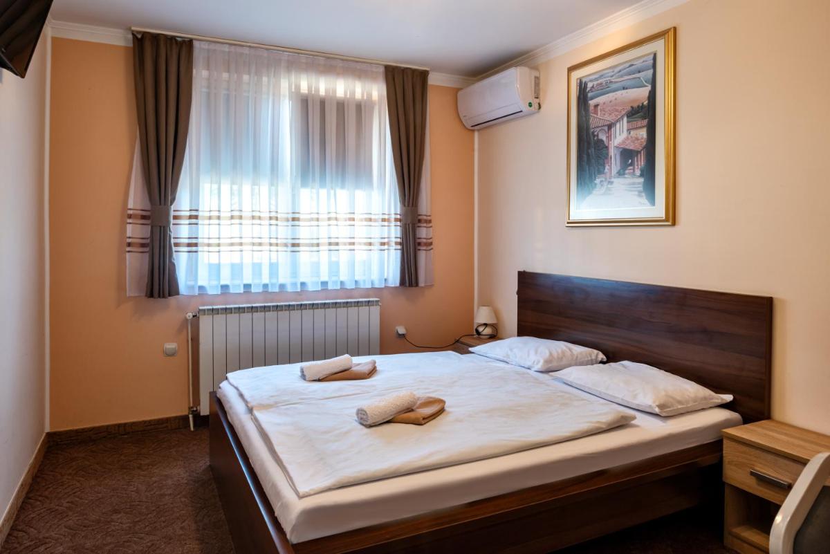 Double Room with Private Bathroom photo 2