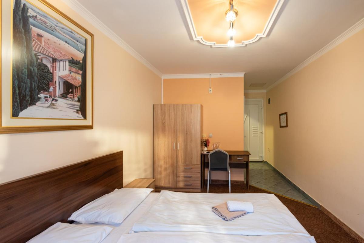 Double Room with Private Bathroom photo 3