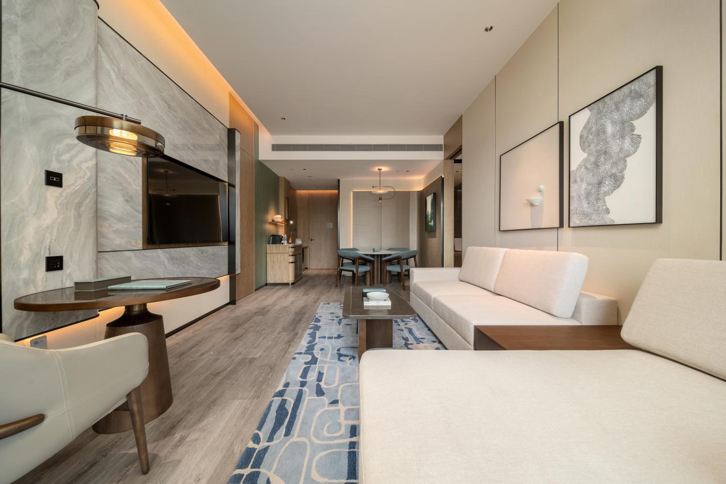 One-Bedroom King Suite with Living and Dining Area photo 3