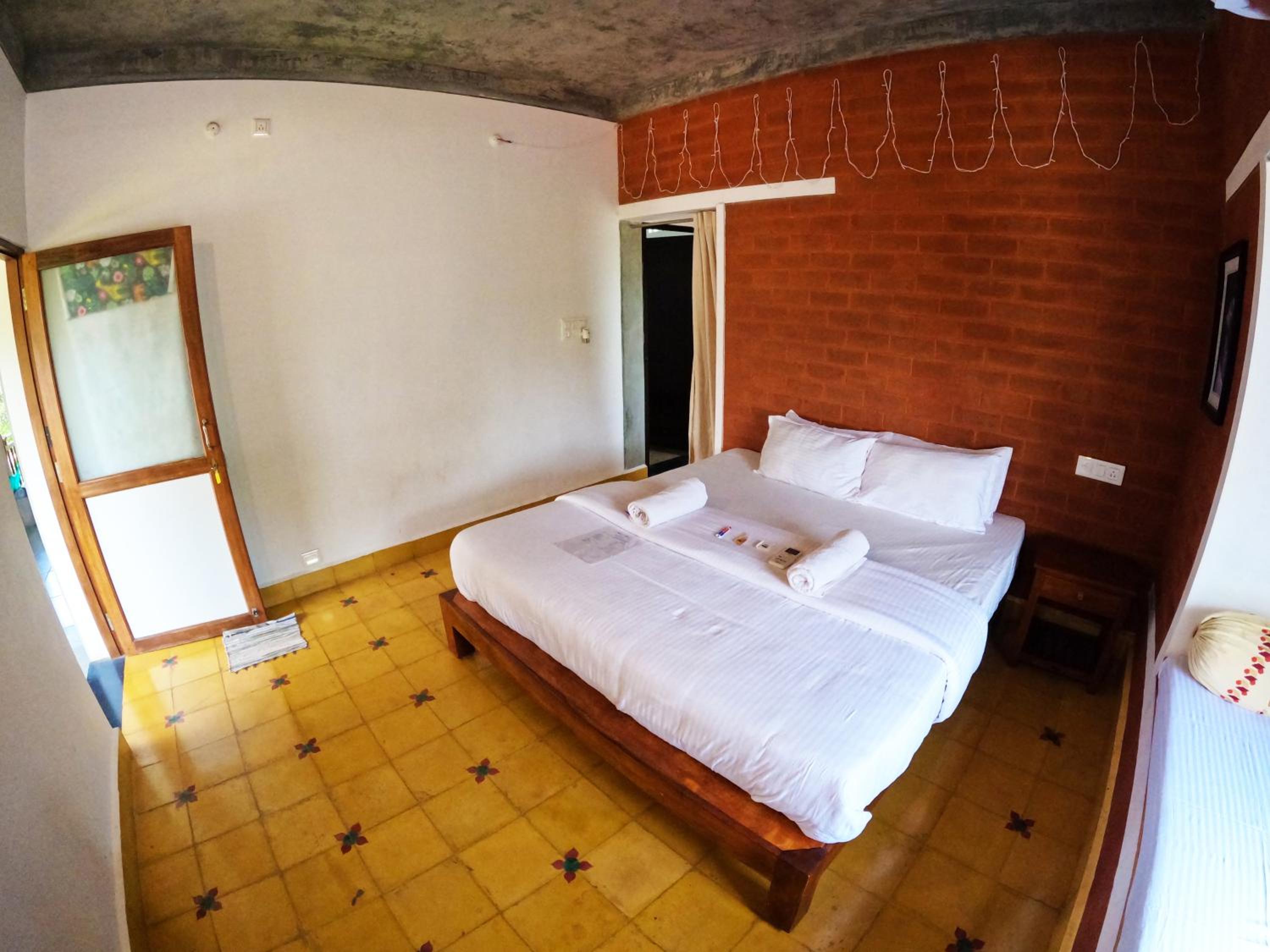 King Room with Balcony - Photo 10