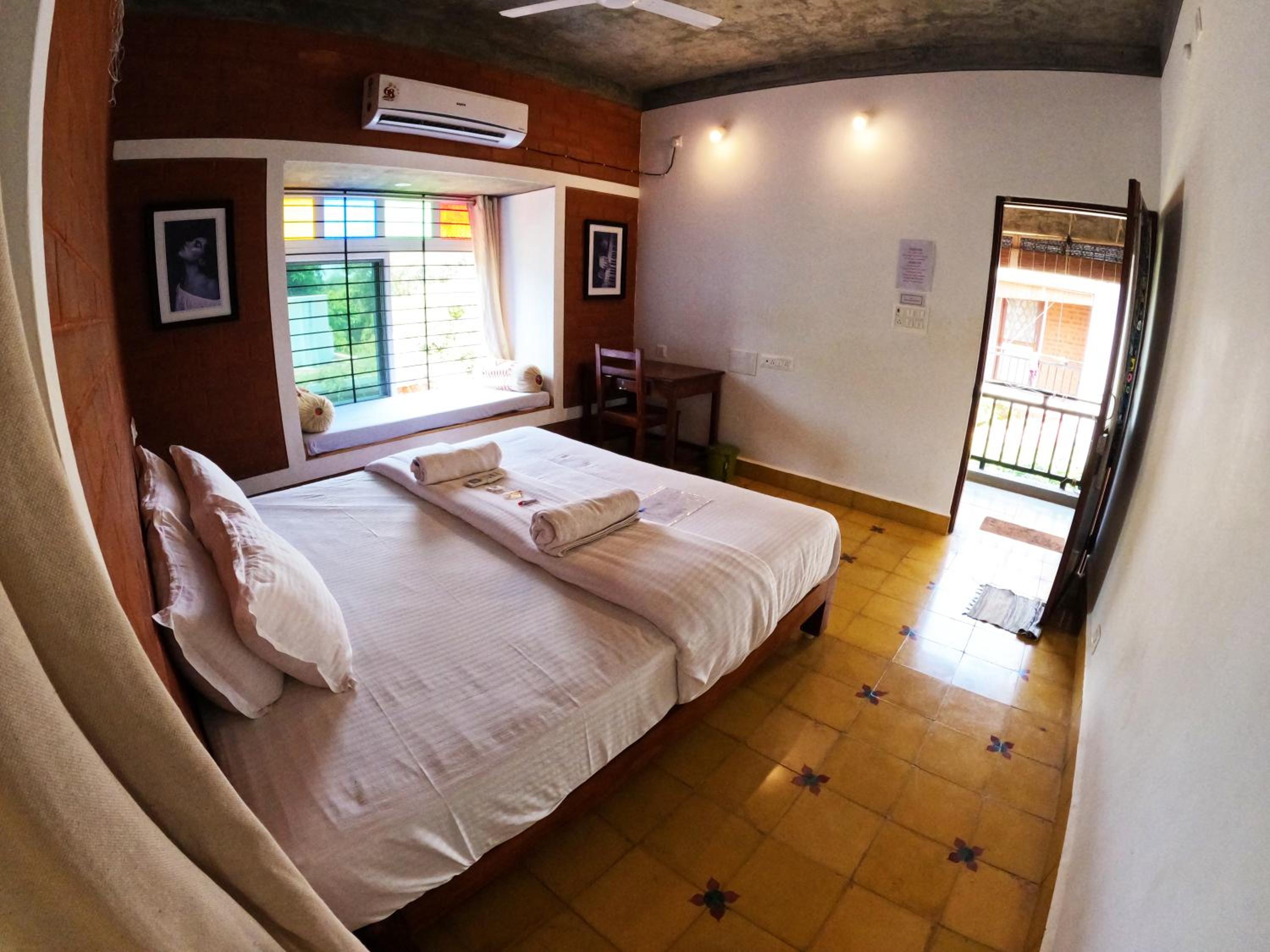 King Room with Balcony - Photo 13