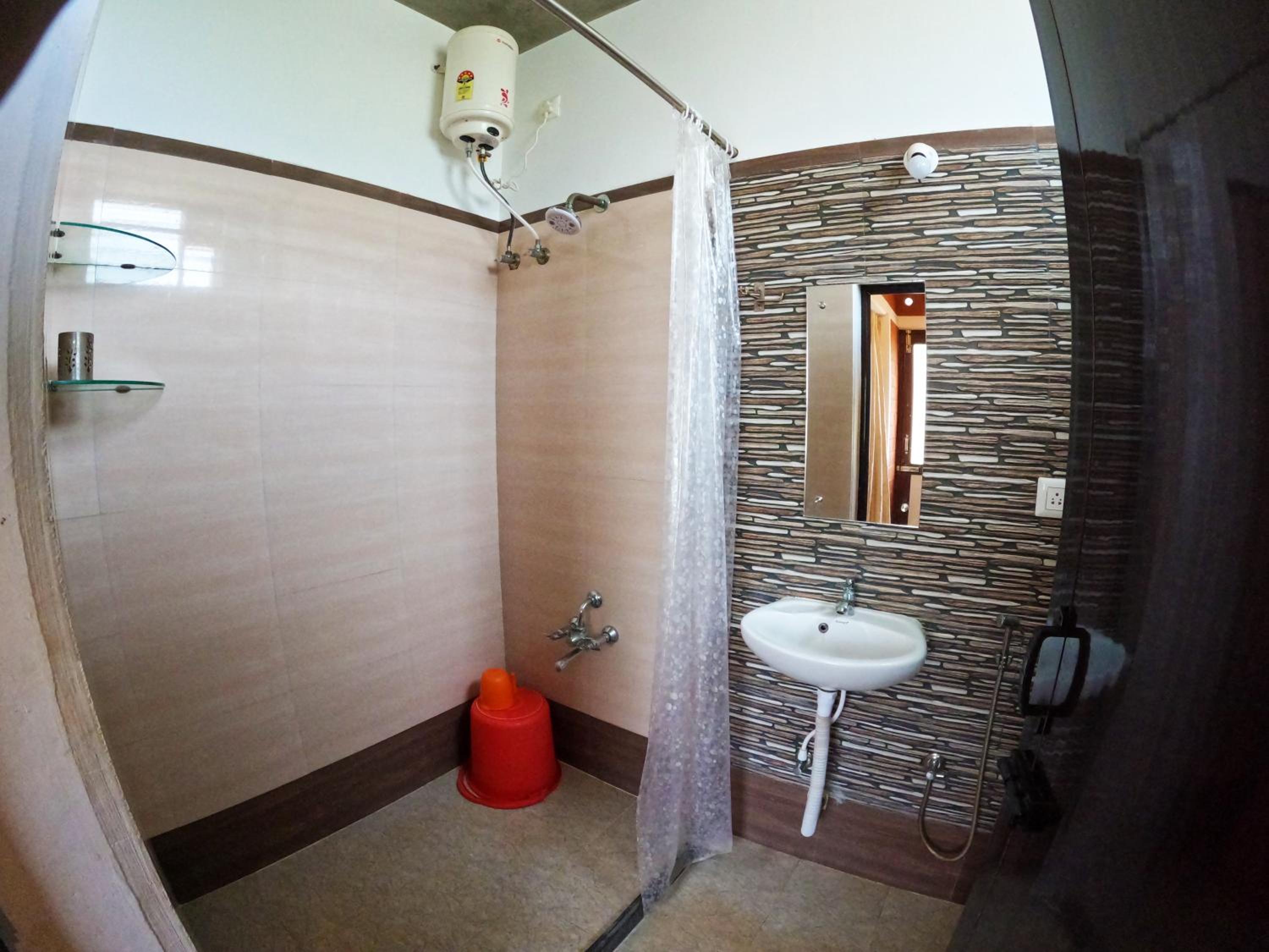 King Room with Balcony - Photo 21