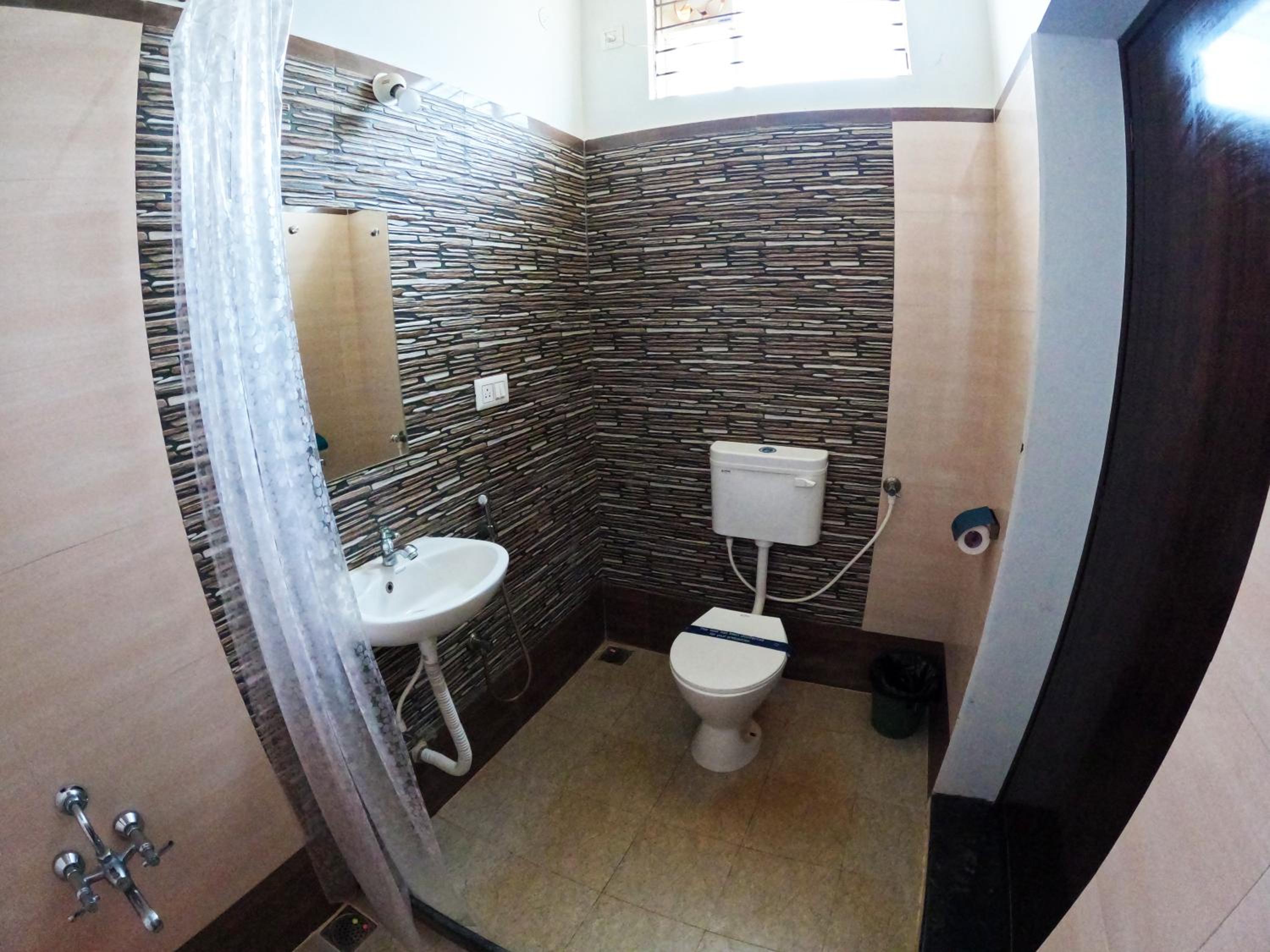 King Room with Balcony - Photo 22