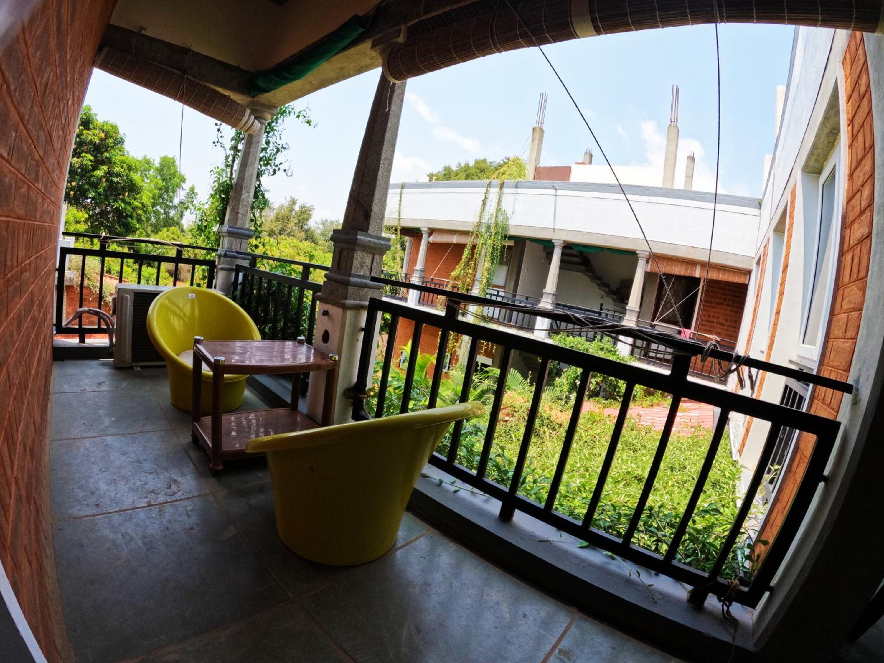 King Room with Balcony - Photo 7