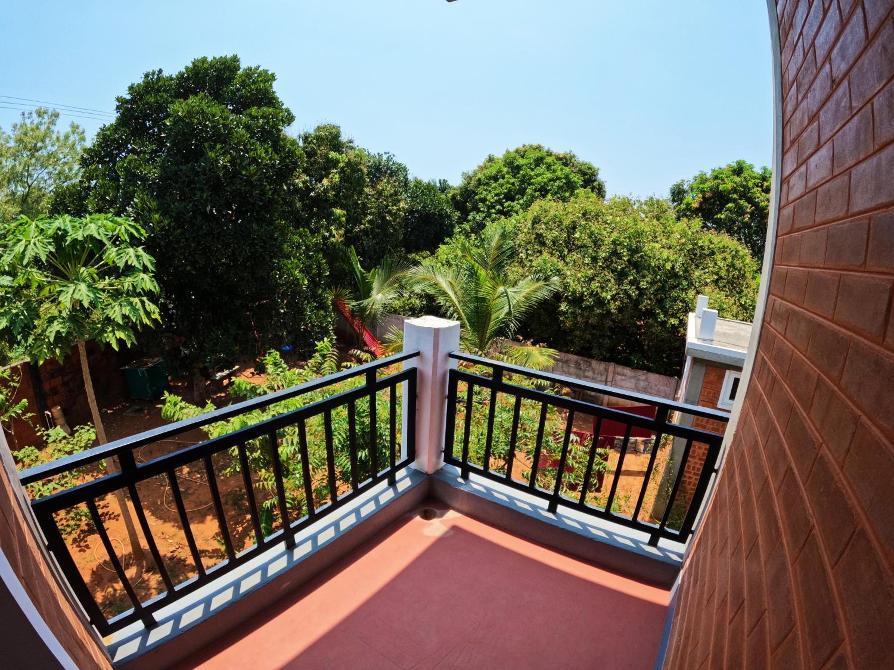 King Room with Balcony - Photo 18