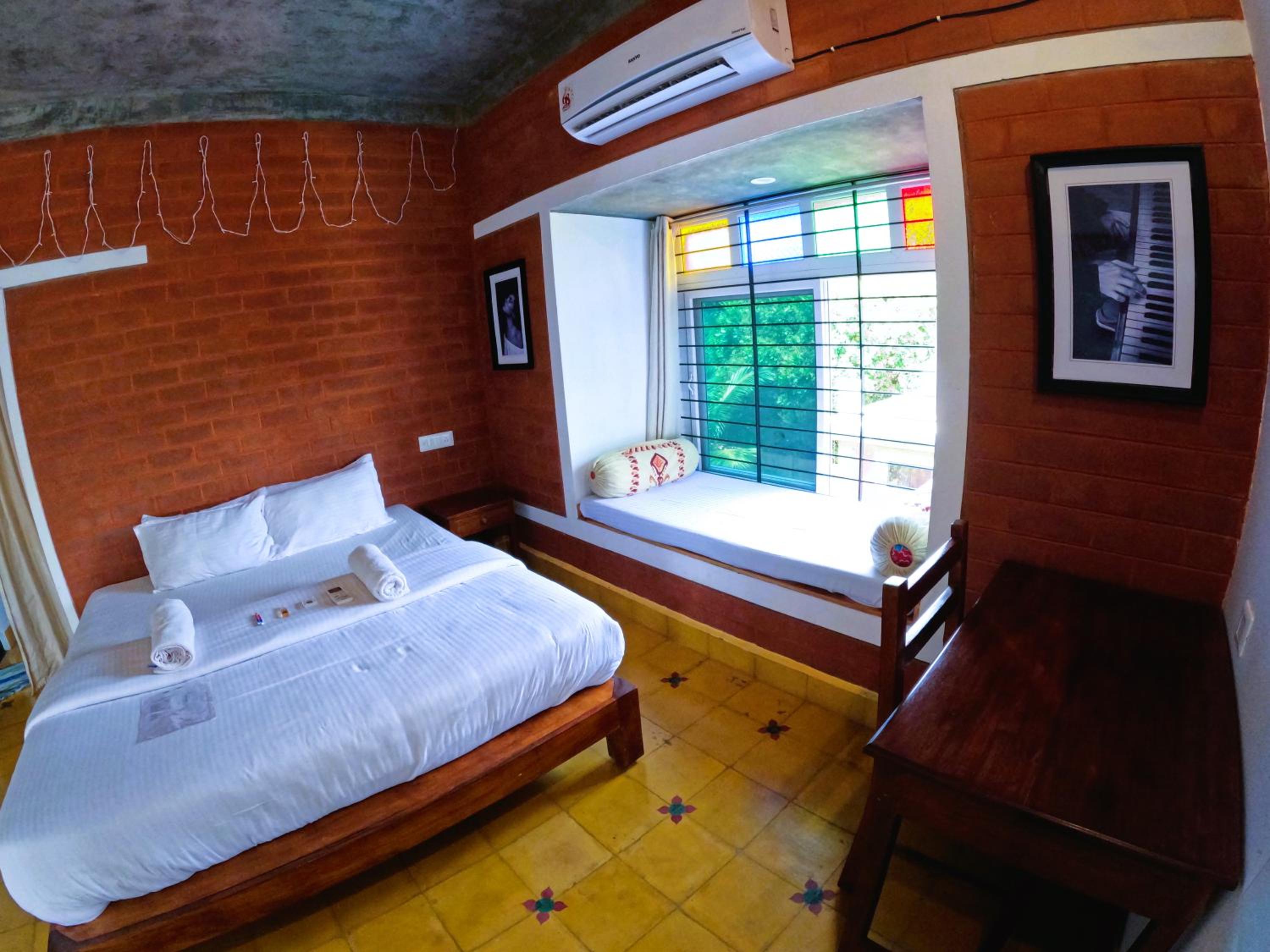 King Room with Balcony - Photo 11