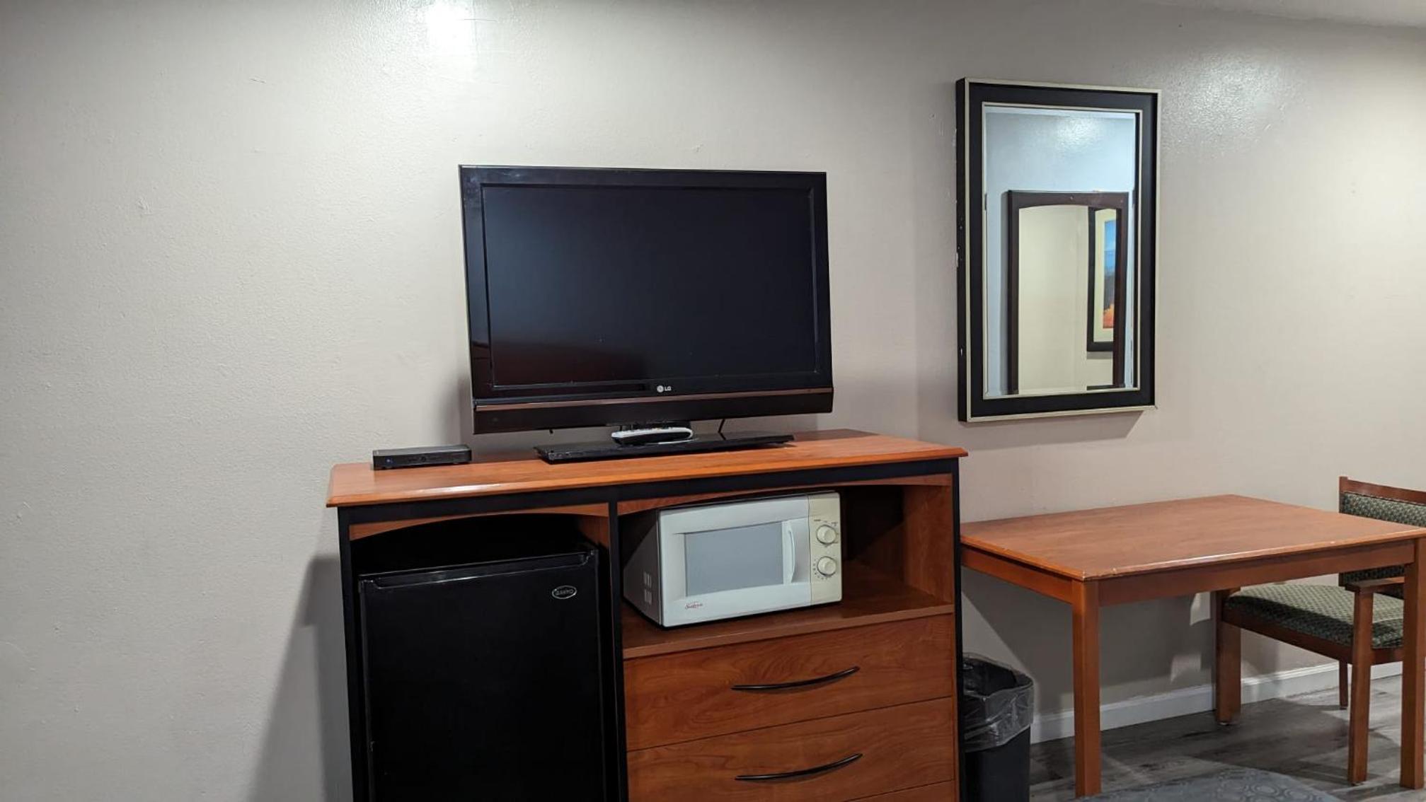 Deluxe King Room - Photo 10