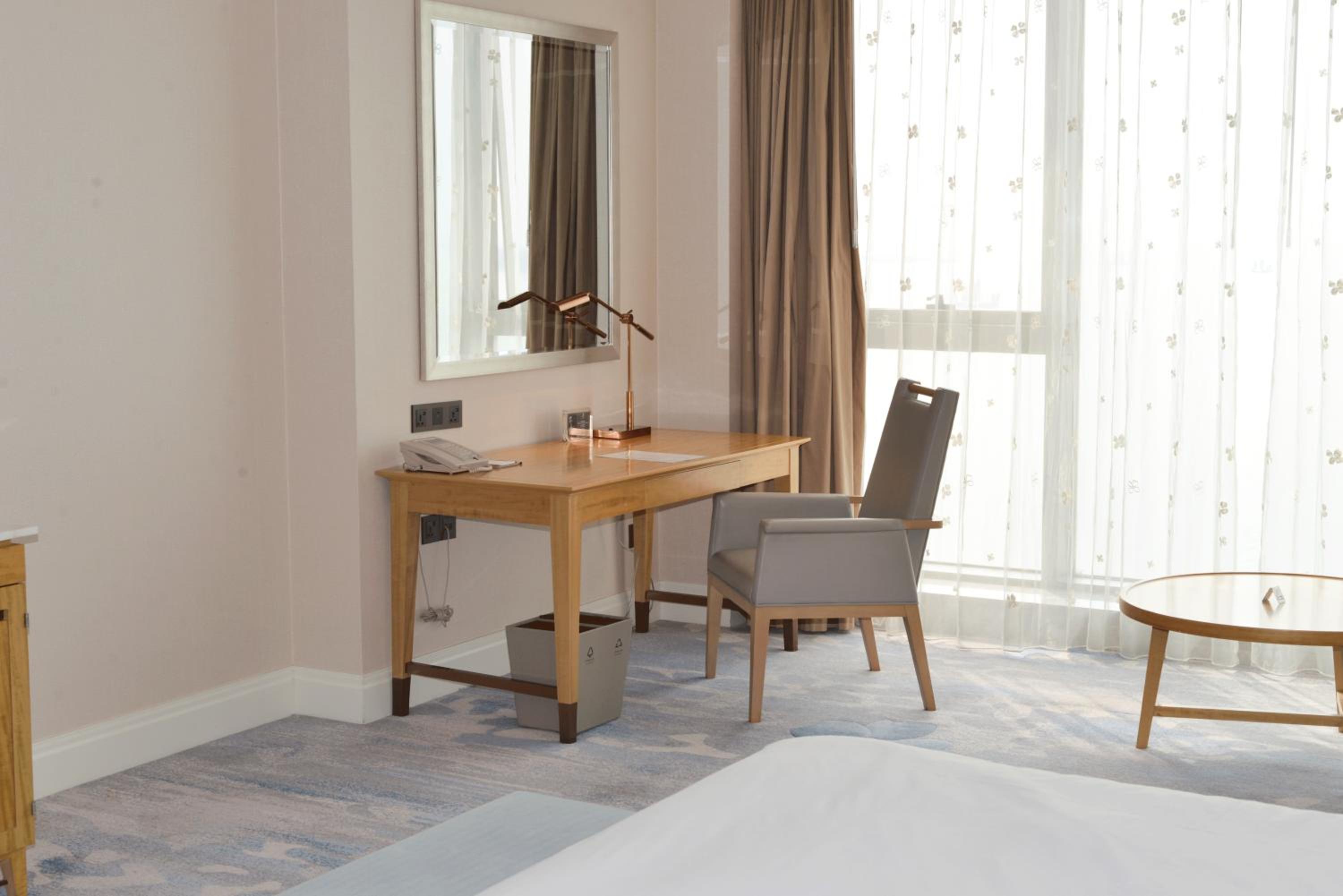 Club Lake View Room, Club lounge access, Guest room