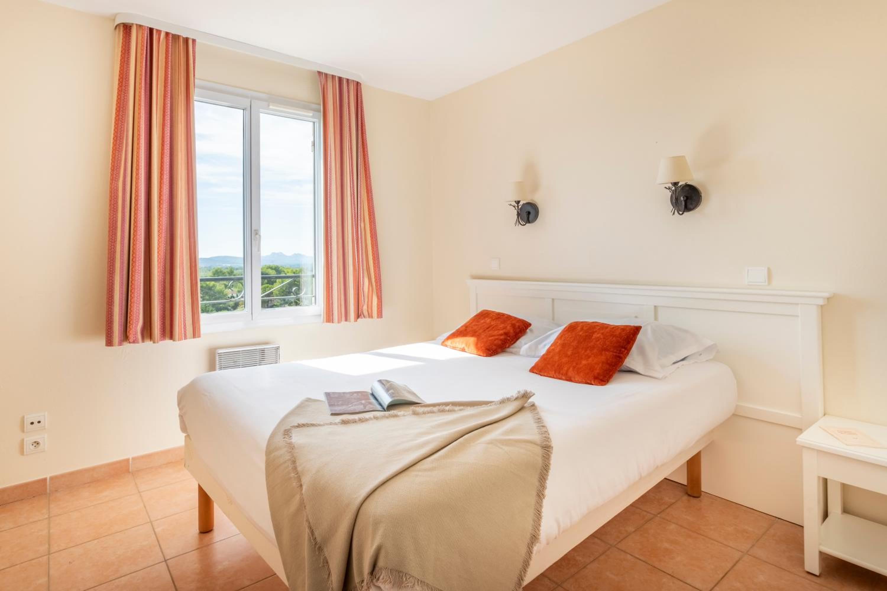 Two-Bedroom Apartment with Sleeping Alcove, Air Conditioning and Balcony (8 People) - Photo 1