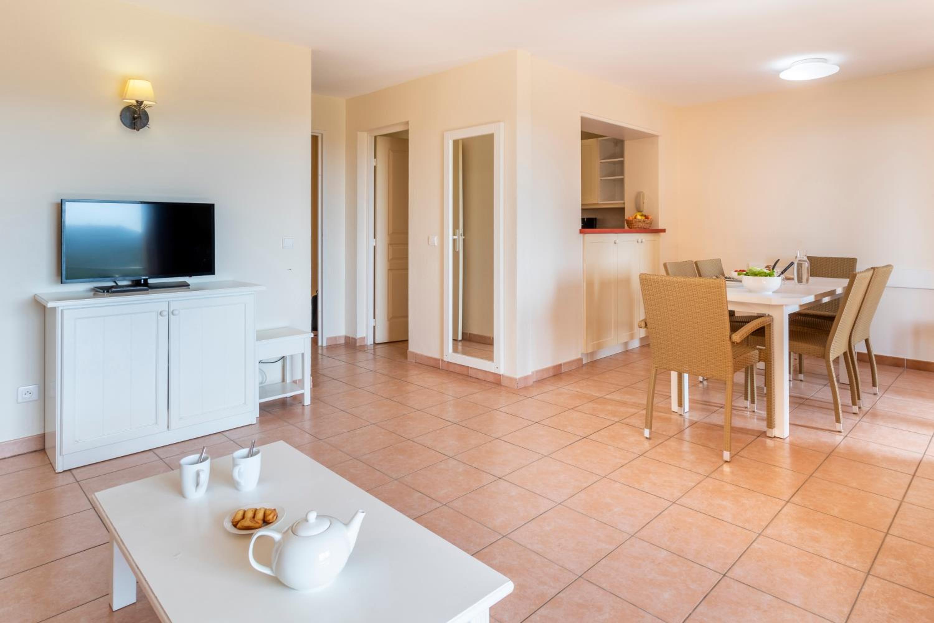 Superior Two-Bedroom Apartment with Air Conditioning, Sleeping Alcove and Balcony (8 People) photo 3