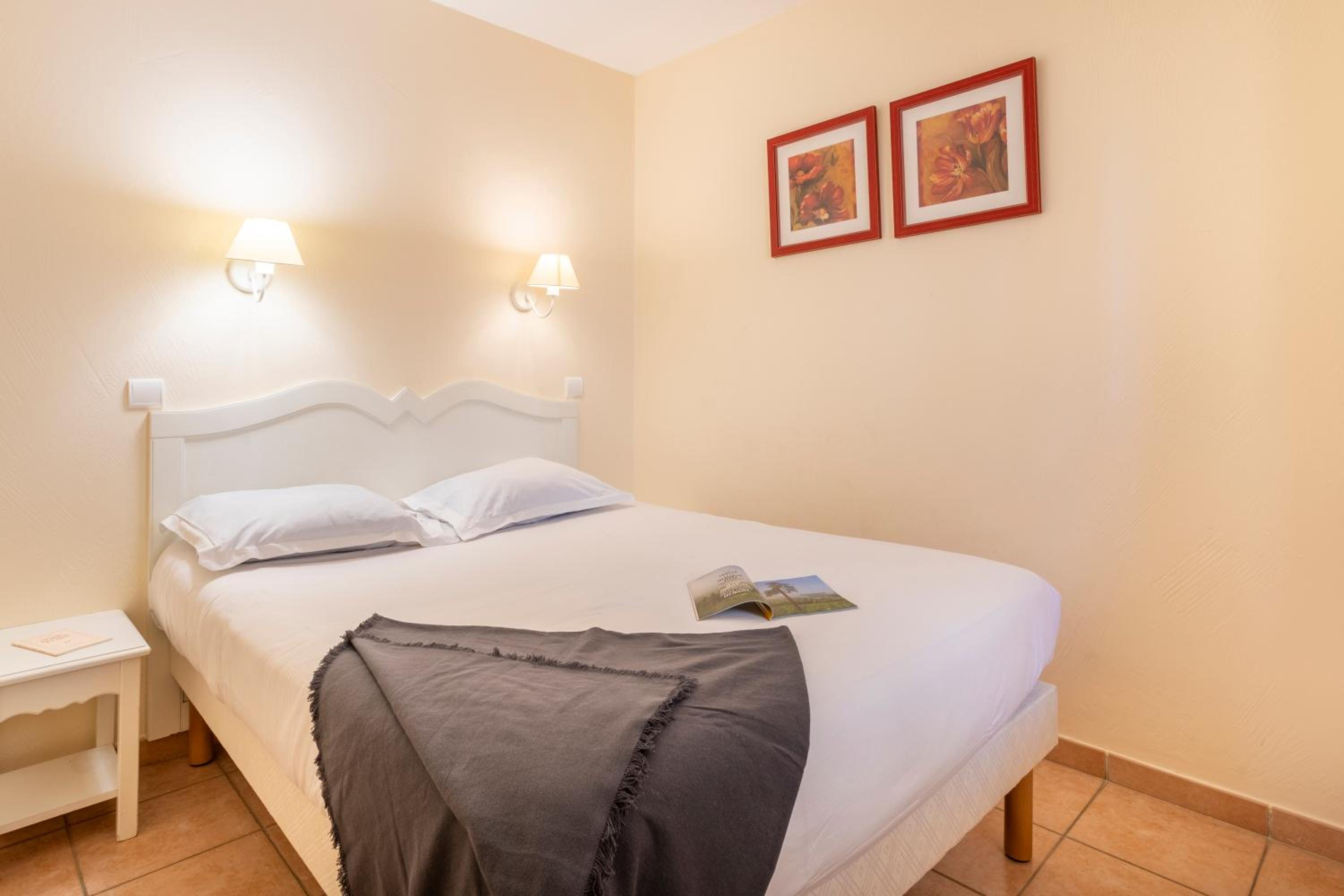 Superior One-Bedroom Apartment with Sleeping Alcove and Terrace or Balcony (7 People) - Photo 5