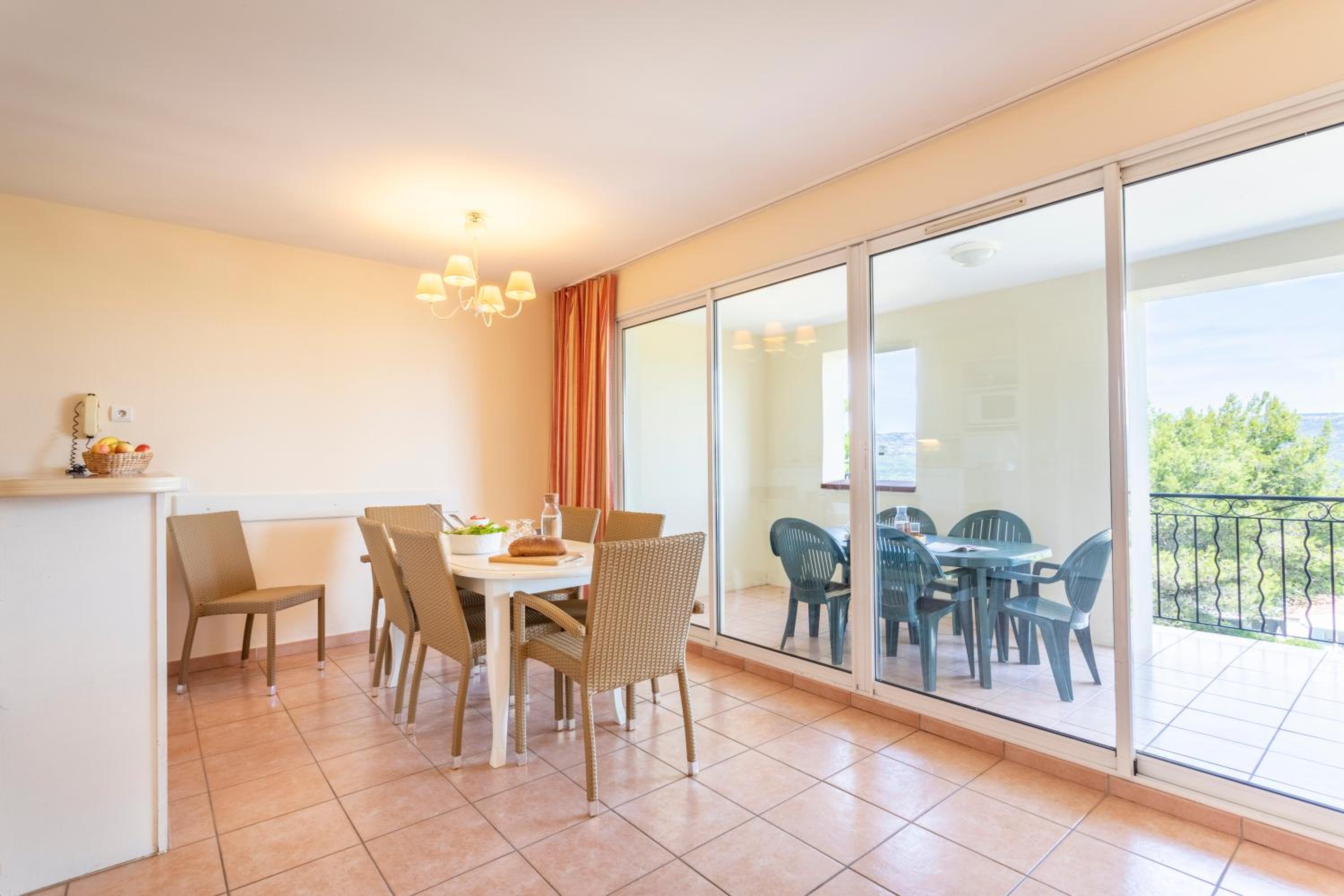 Superior One-Bedroom Apartment with Sleeping Alcove and Terrace or Balcony (7 People) - Photo 3