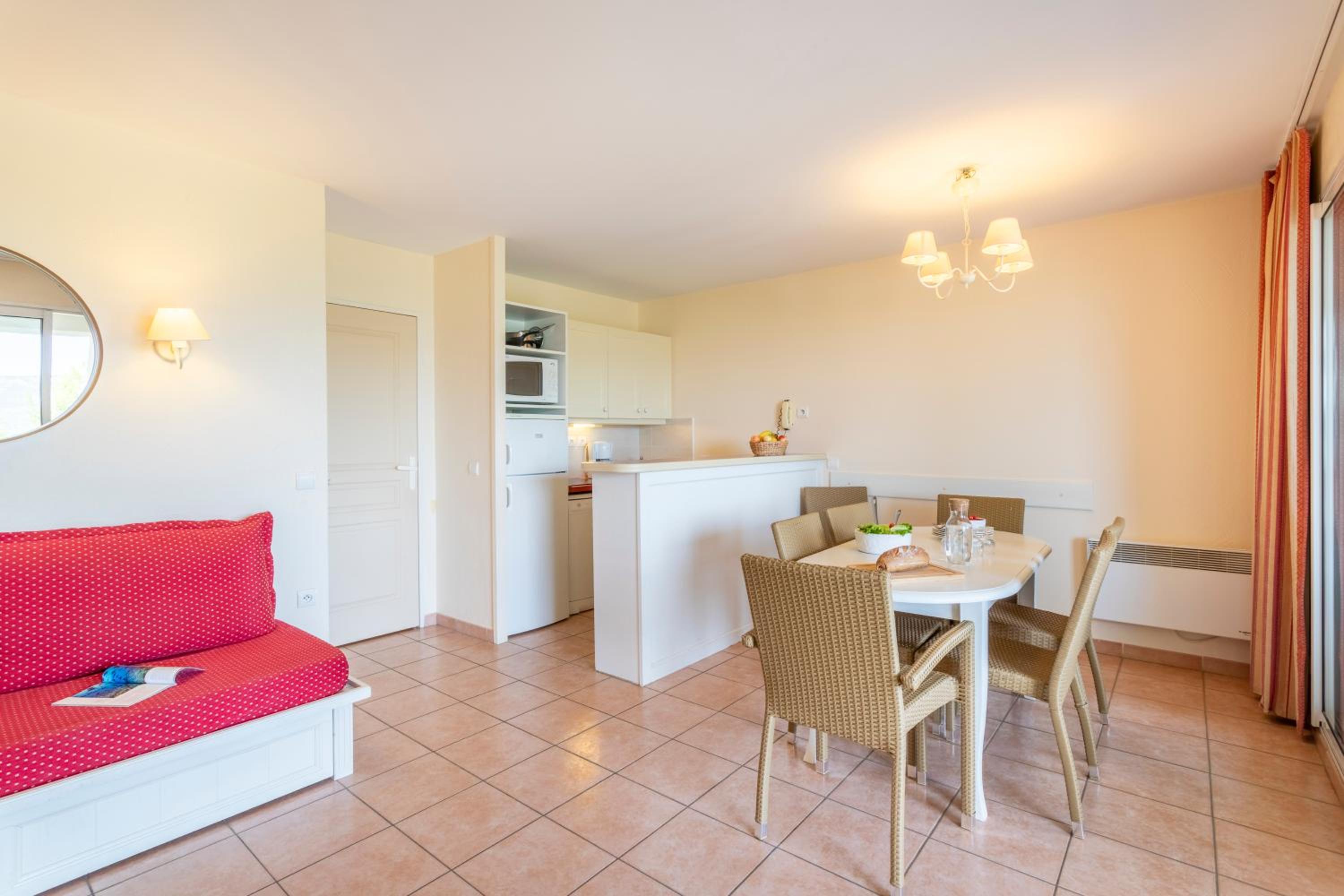 Superior One-Bedroom Apartment with Sleeping Alcove and Terrace or Balcony (7 People) - Photo 2