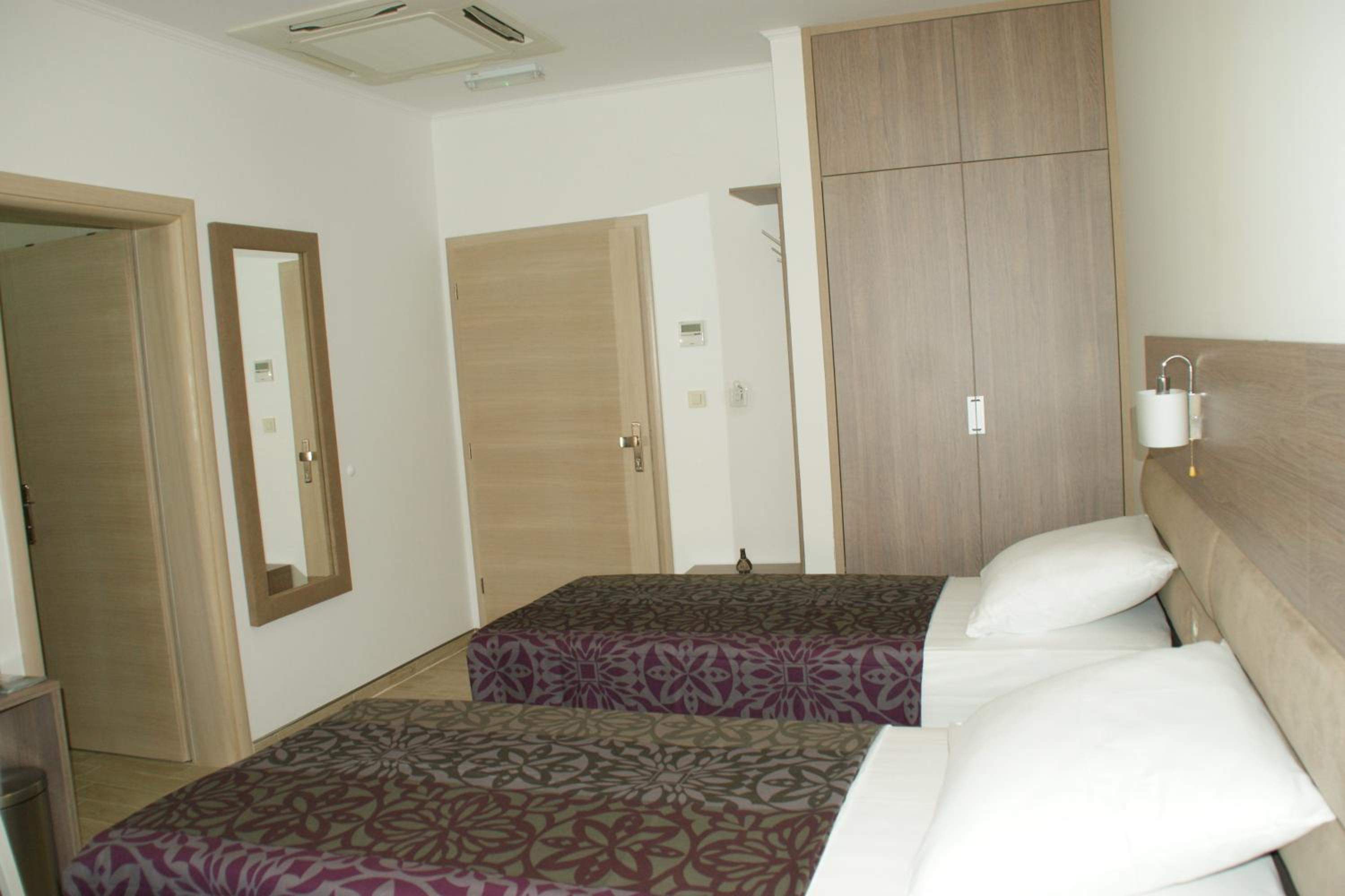 Standard Double or Twin Room - Photo 18