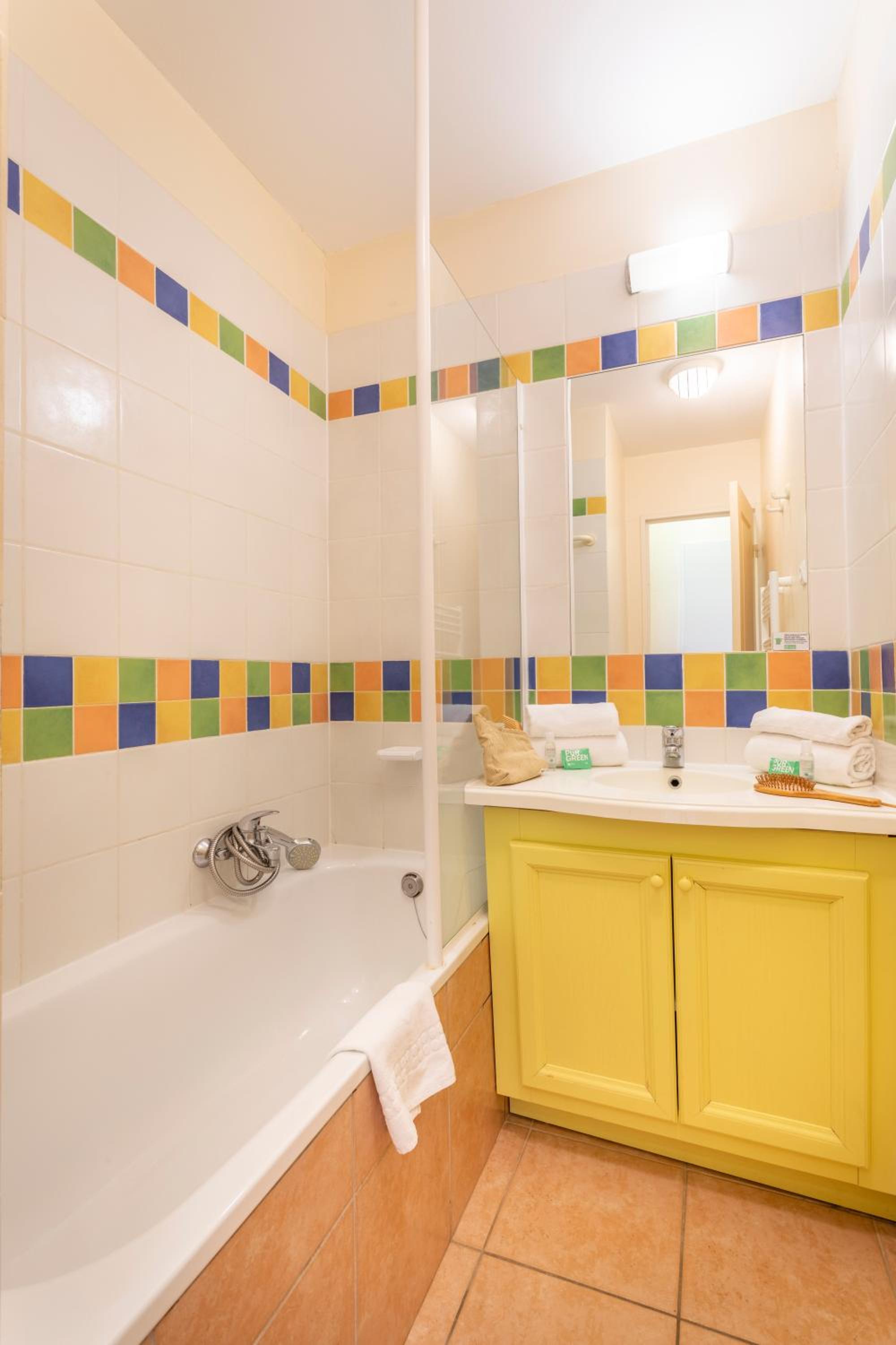 Superior One-Bedroom Apartment with Sleeping Alcove and Terrace or Balcony (7 People) - Photo 7