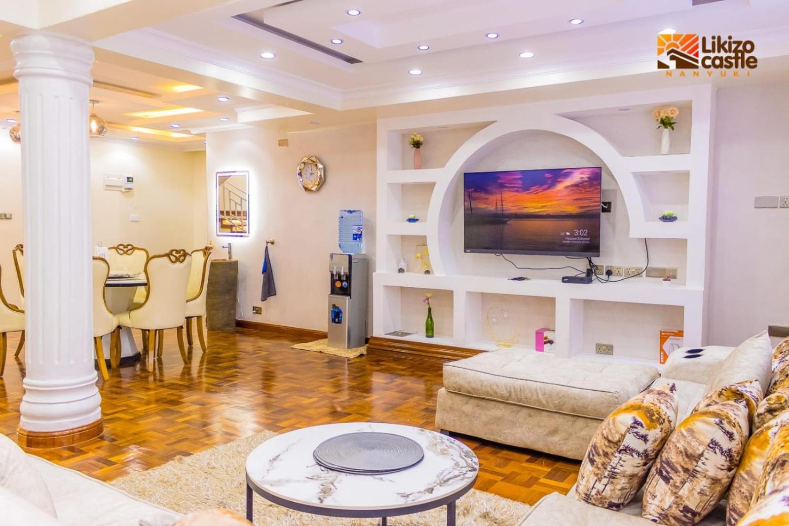 Five-Bedroom House photo 2