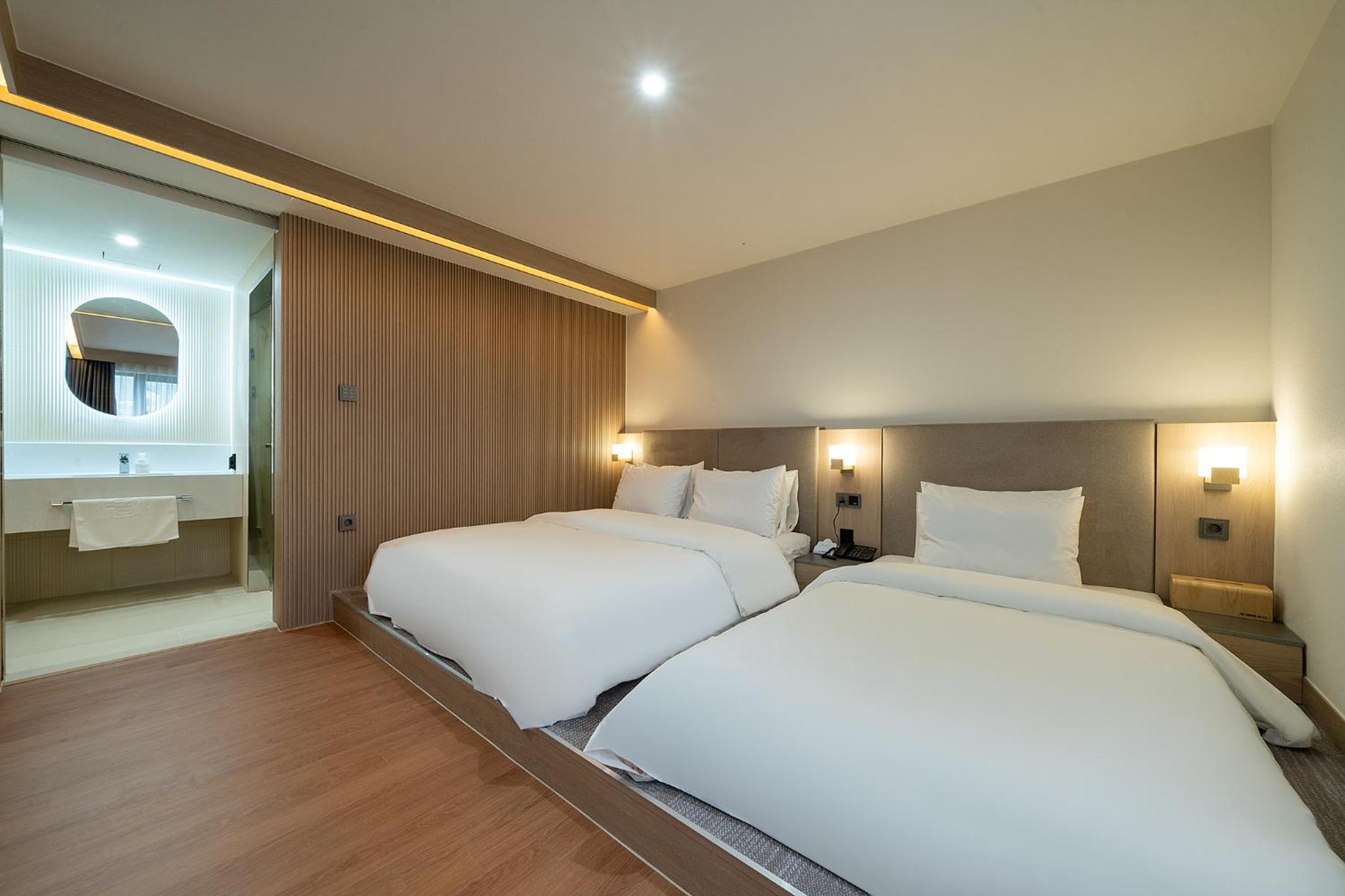 Family Twin Room - Photo 2