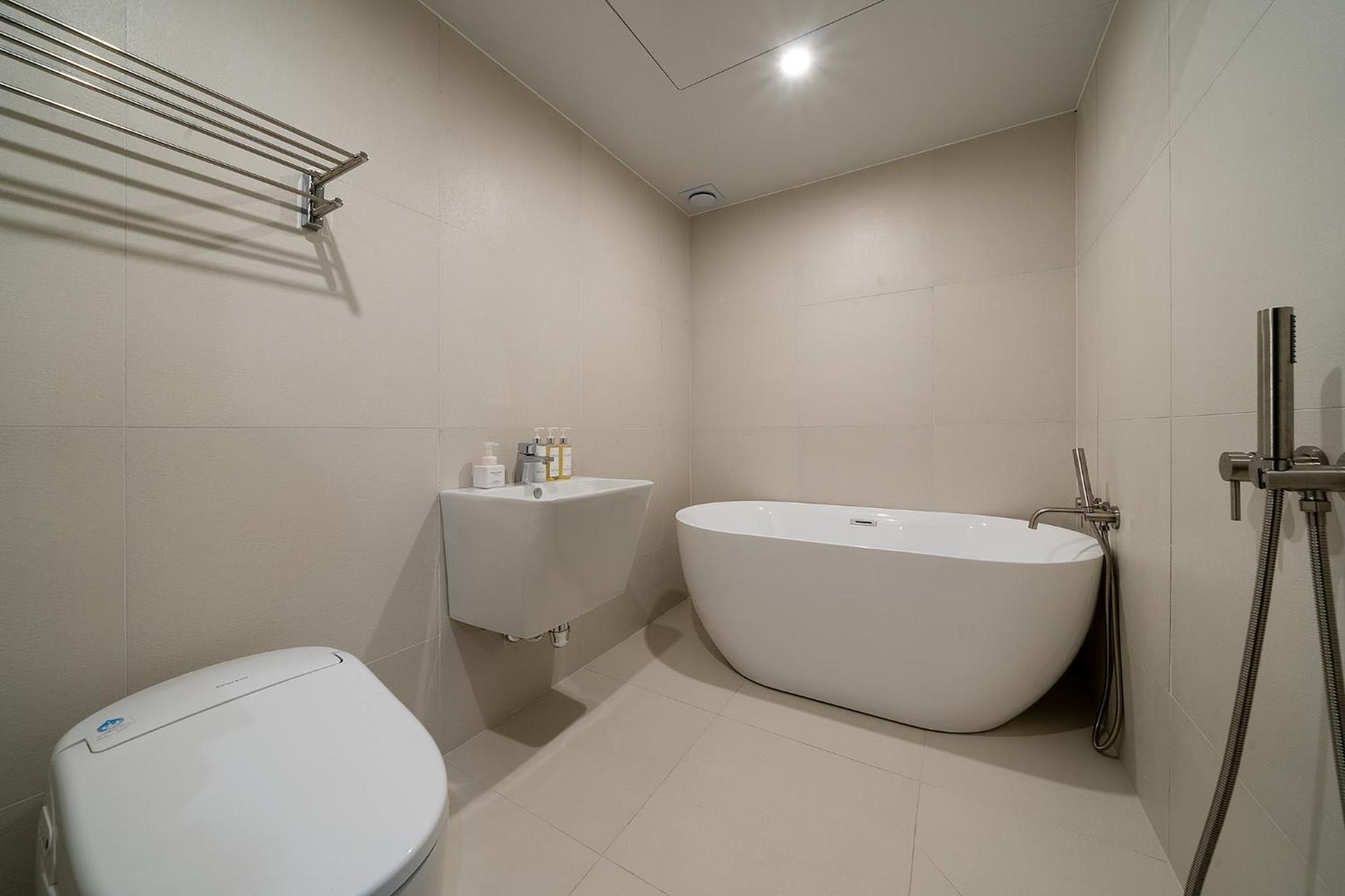 Premium Double Room - Photo 8