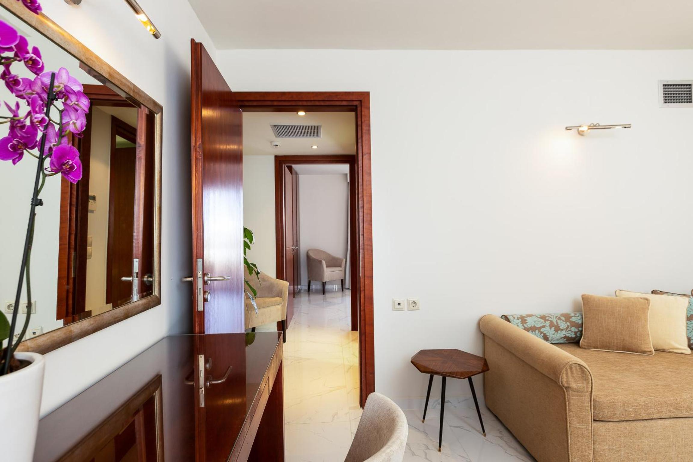 Premium Family Suite with Outdoor Jetted Tub - Photo 5