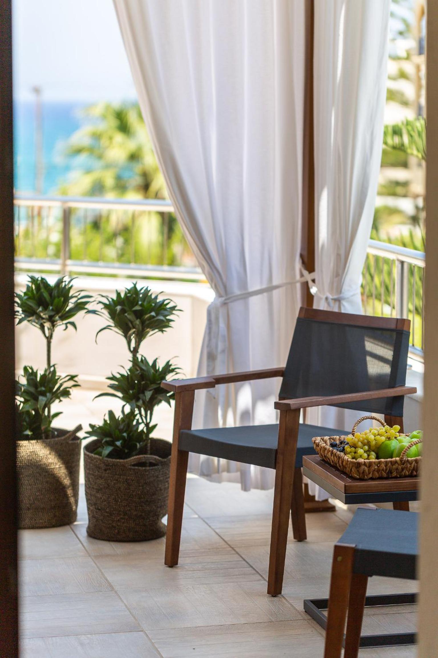 Premium Family Suite with Outdoor Jetted Tub - Photo 6