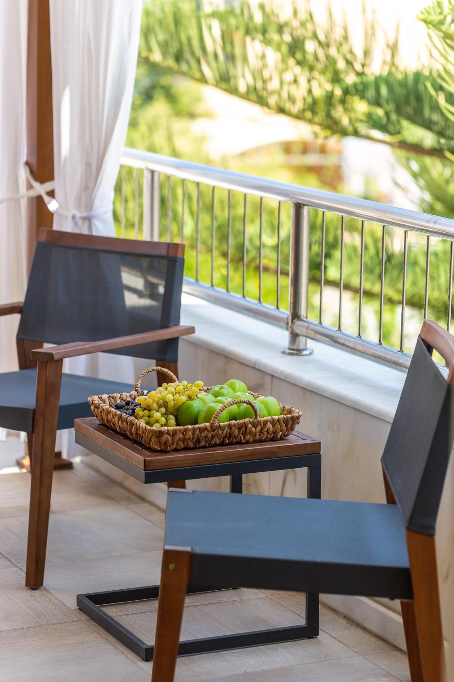 Premium Family Suite with Outdoor Jetted Tub - Photo 3