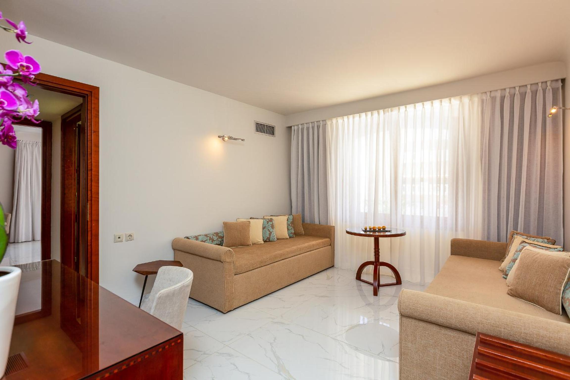 Premium Family Suite with Outdoor Jetted Tub - Photo 8