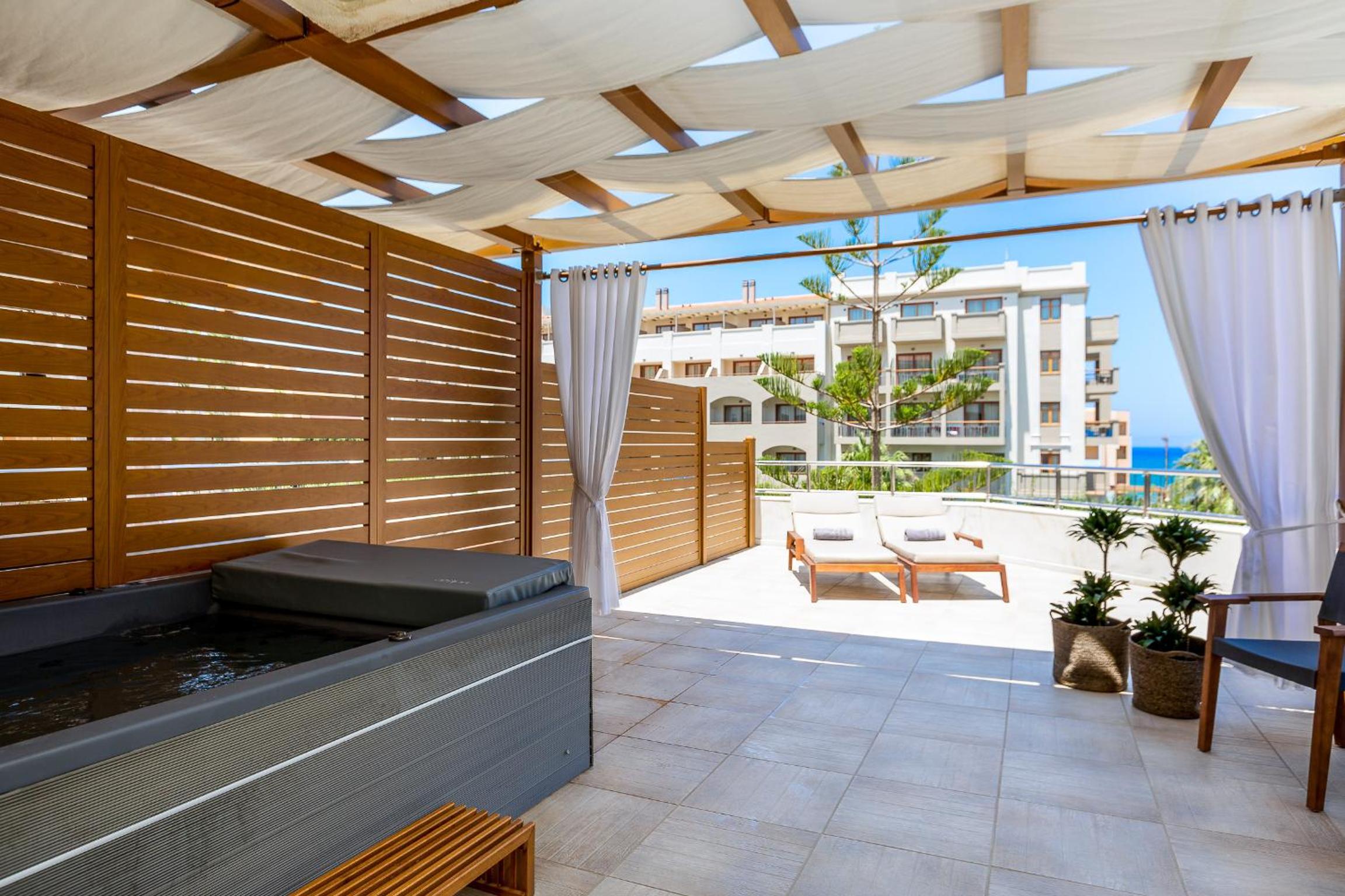 Premium Family Suite with Outdoor Jetted Tub - Photo 2