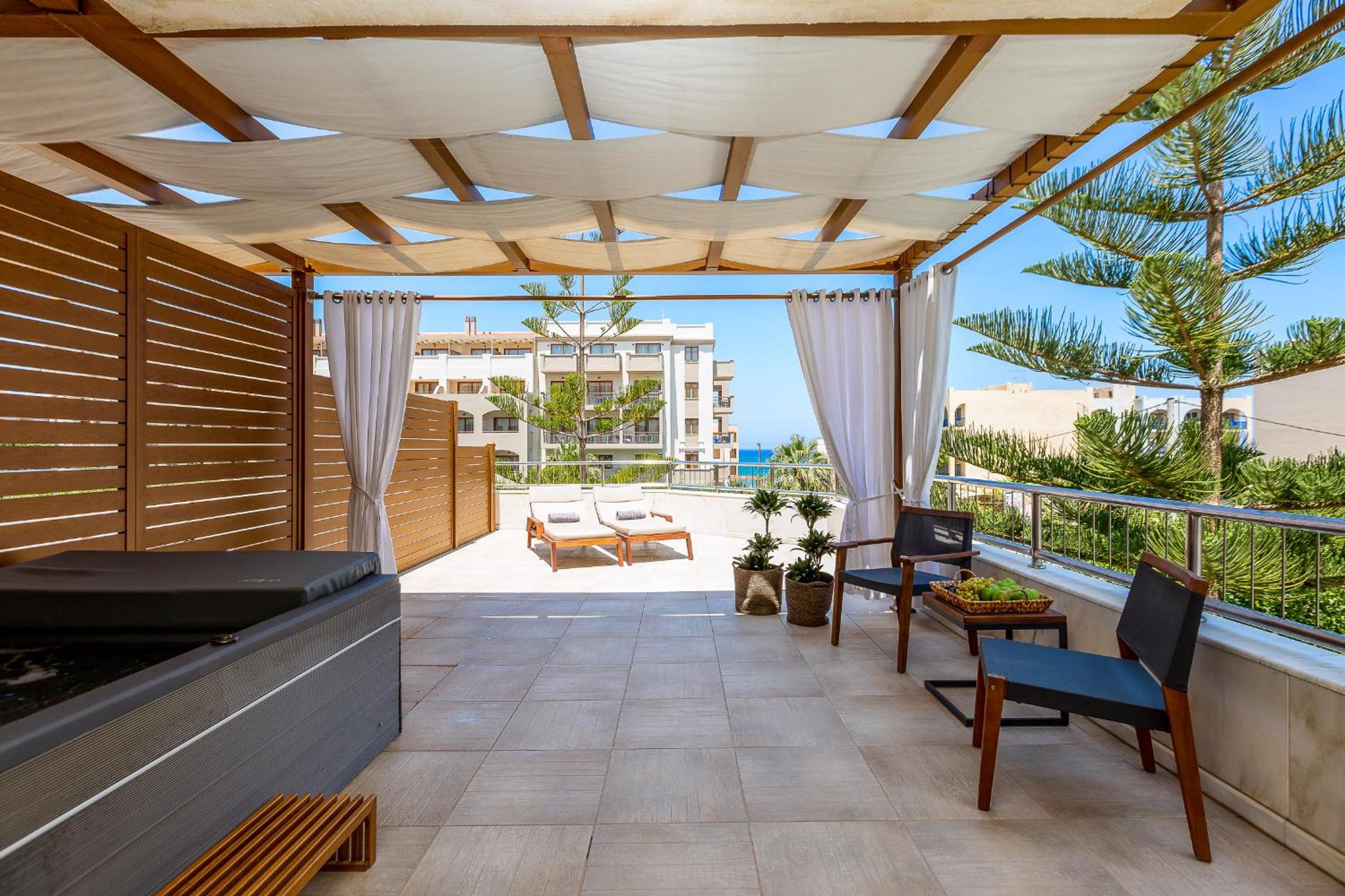 Premium Family Suite with Outdoor Jetted Tub - Photo 4