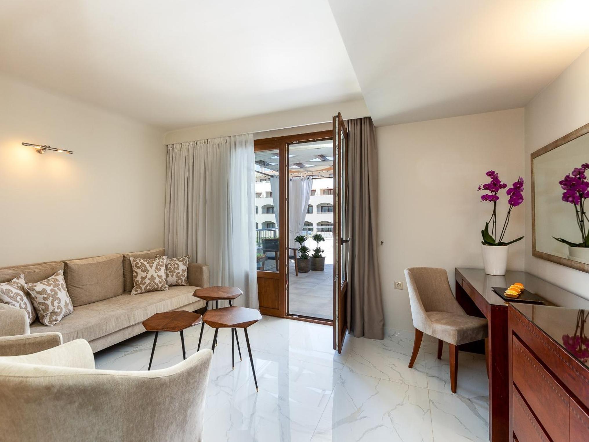 Premium Suite with Outdoor Jetted Tub photo 2