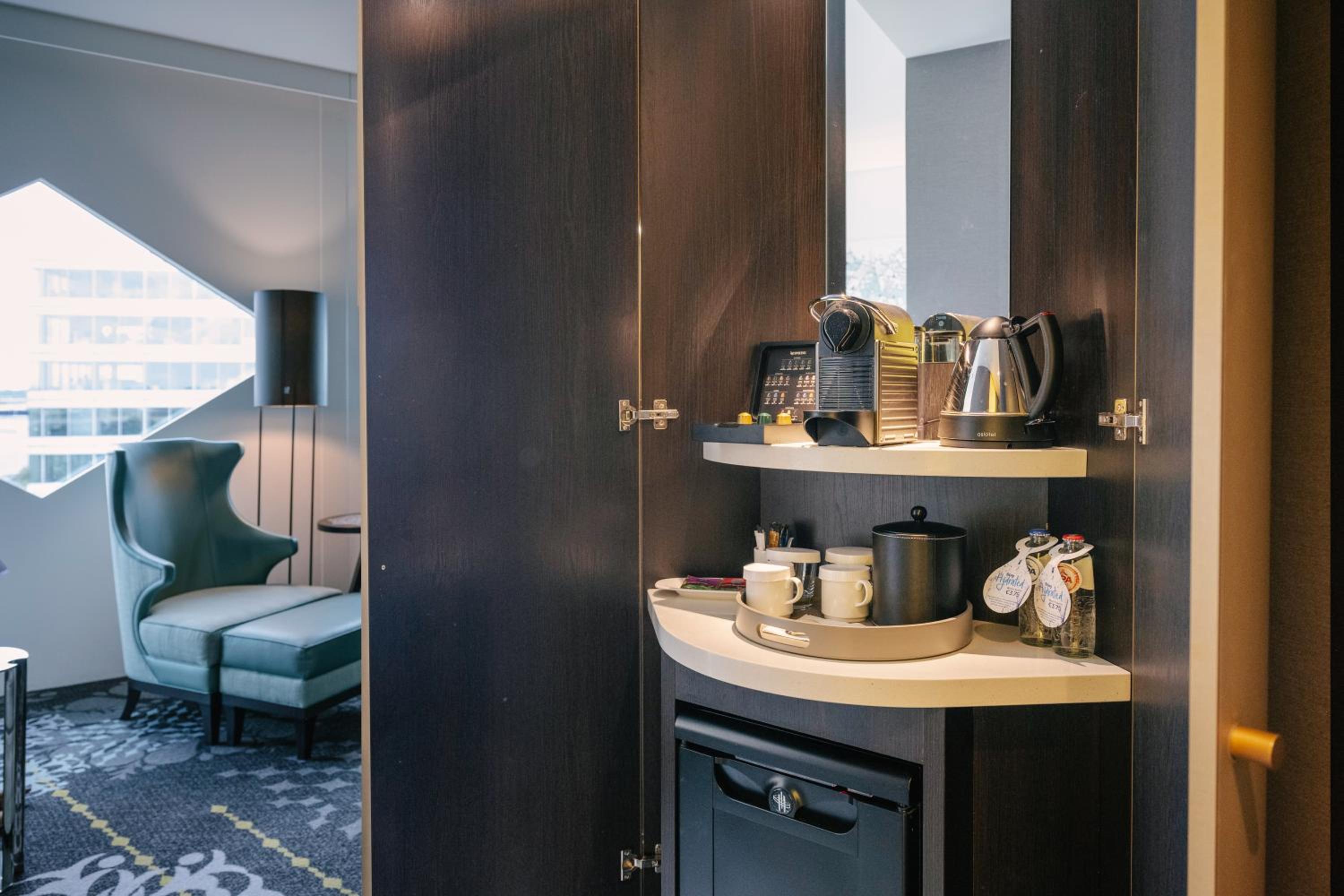 King Deluxe Room with Airport View - Photo 2