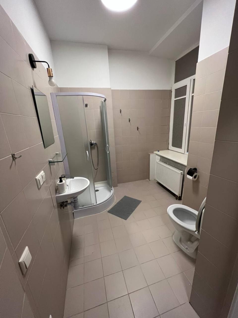 Economy Quadruple Room - Photo 8