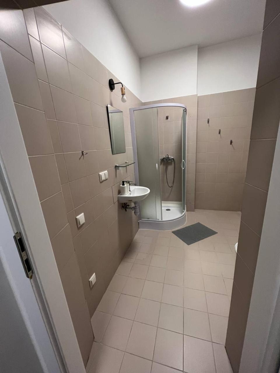 Economy Quadruple Room - Photo 9