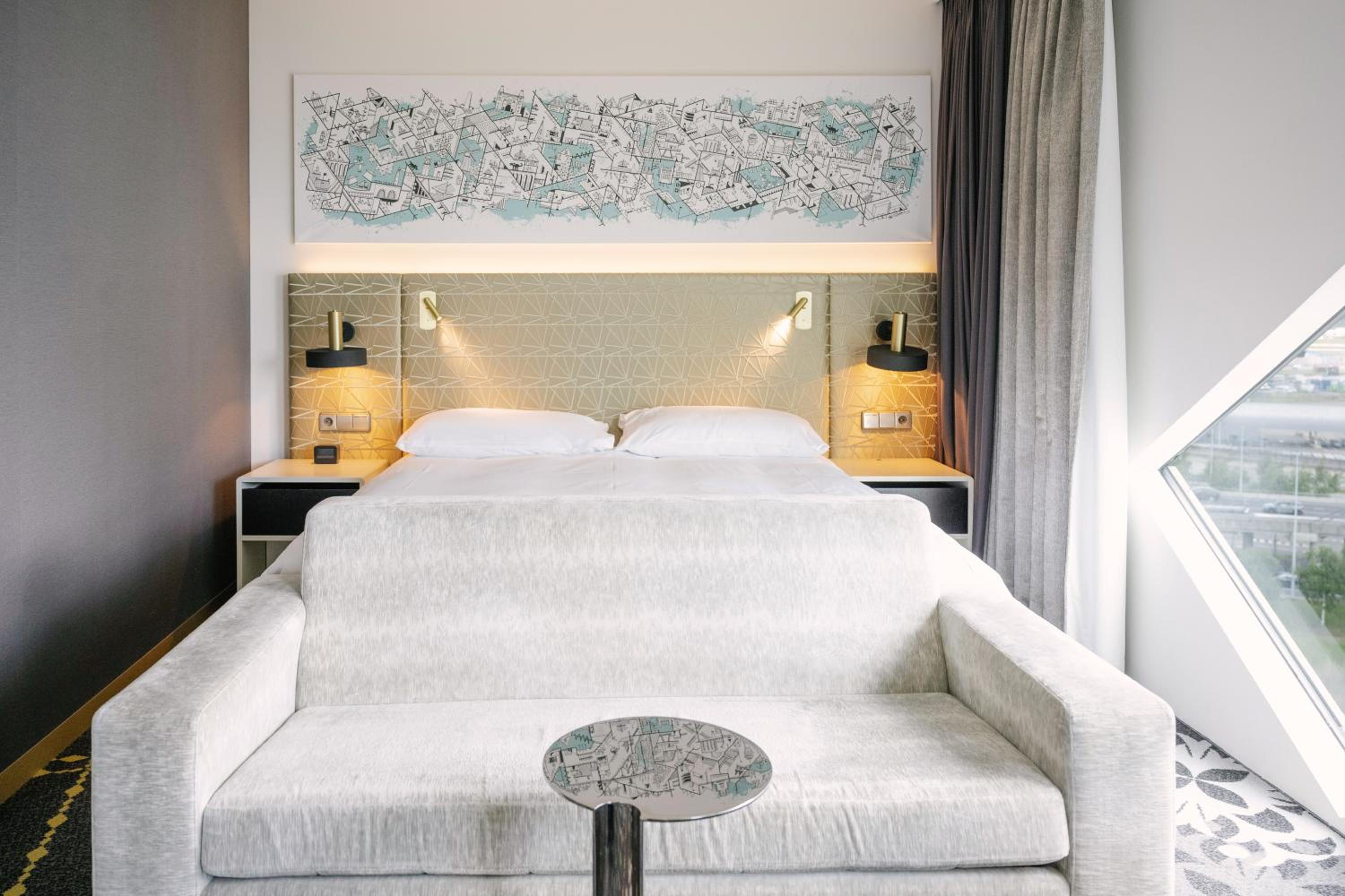King Deluxe Corner Room with Airport View - Photo 3