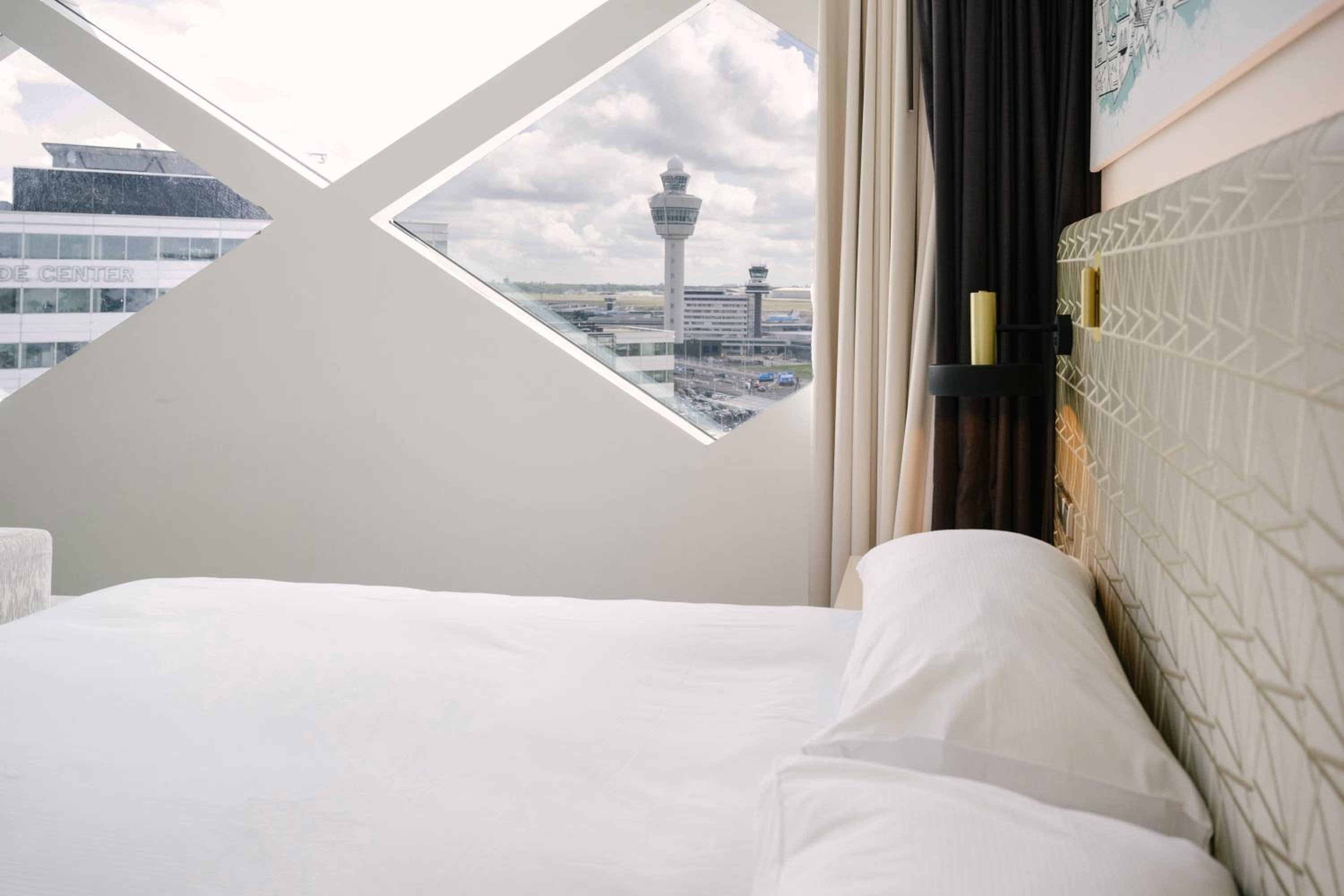 King Deluxe Corner Room with Airport View - Photo 4