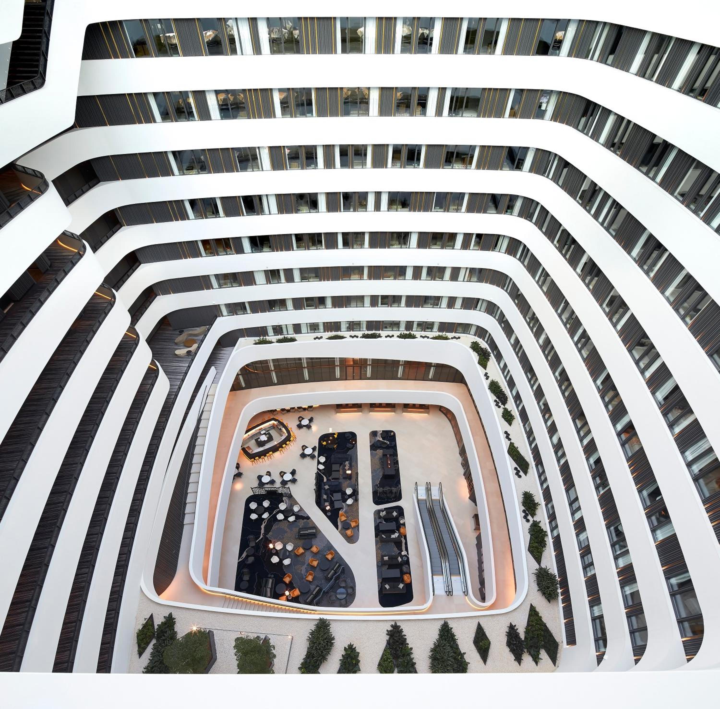 Twin Deluxe Room with Airport View - Photo 4