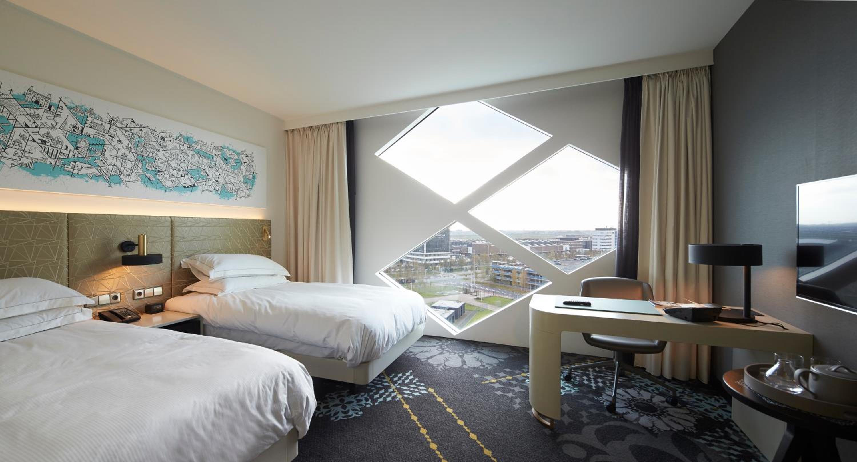 Twin Deluxe Room with Airport View - Photo 5
