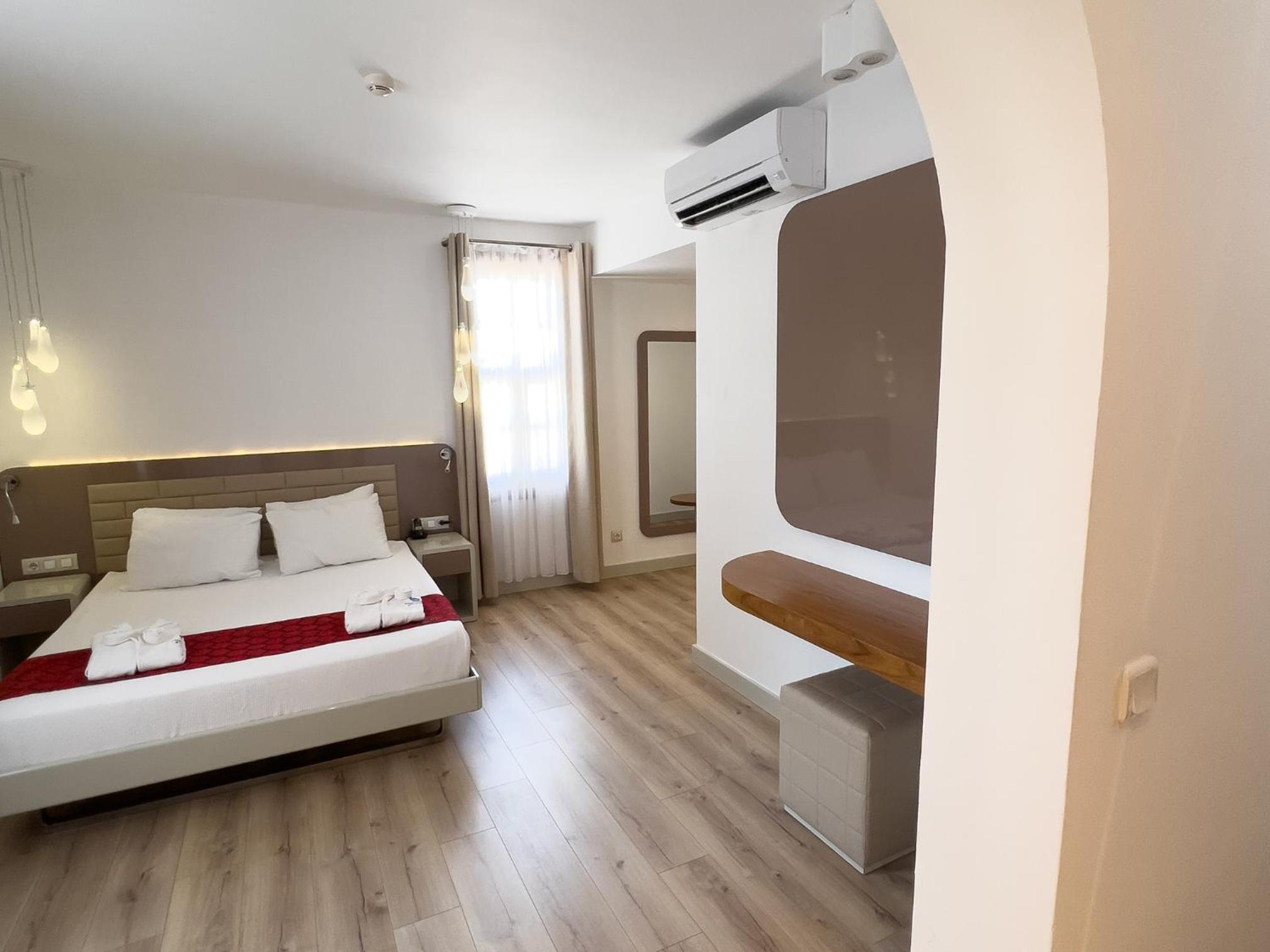 Standard Double Room with Side Sea View photo 3
