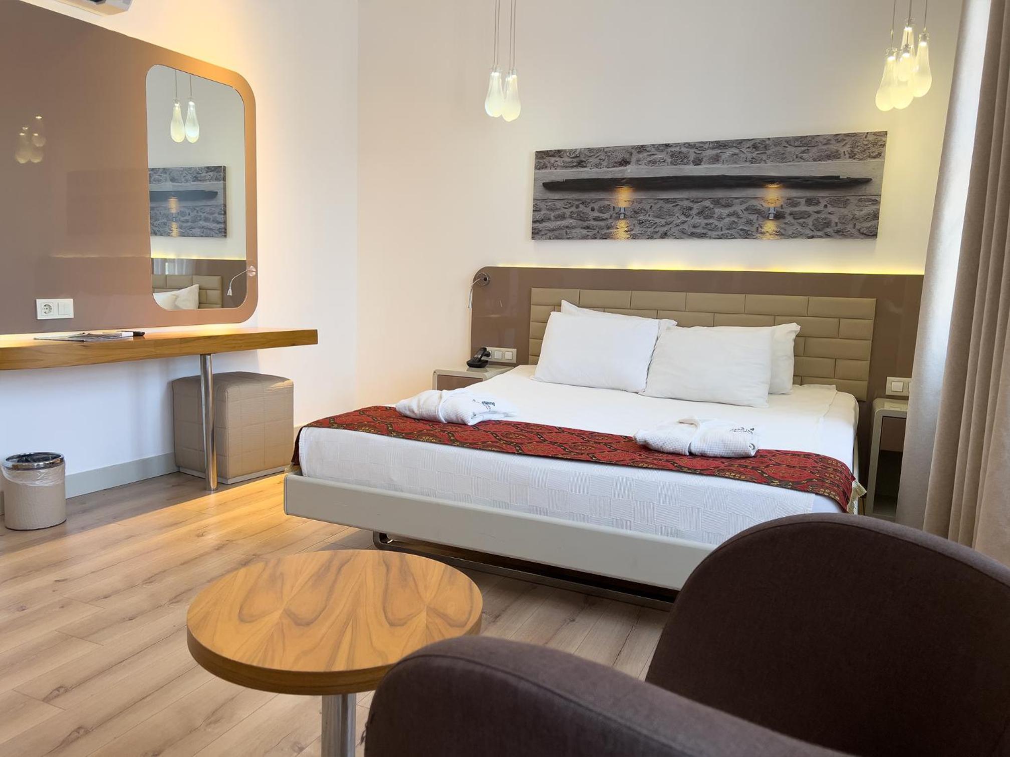 Standard Double Room with Side Sea View photo 2