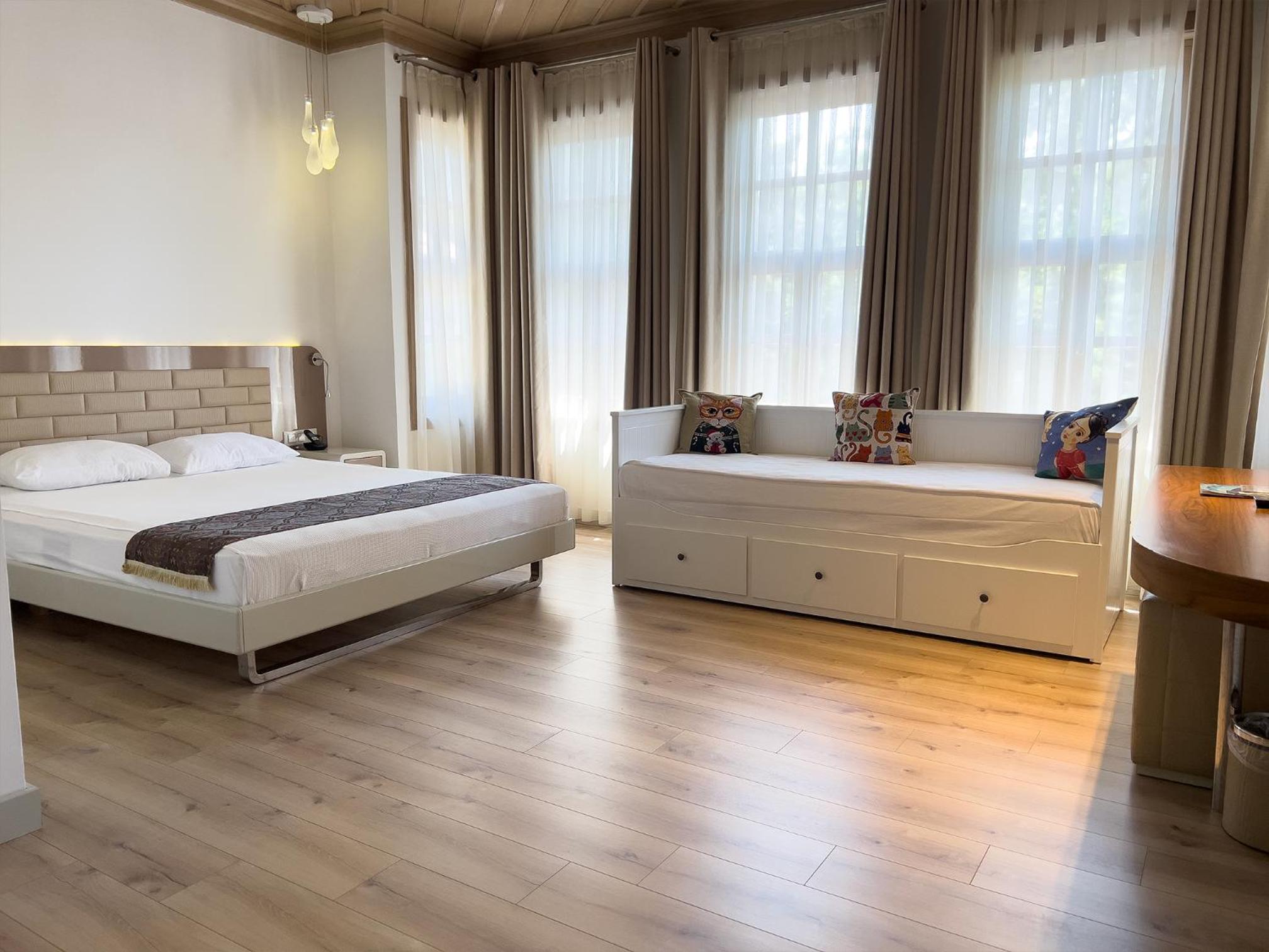 Economy Family Room - Photo 6