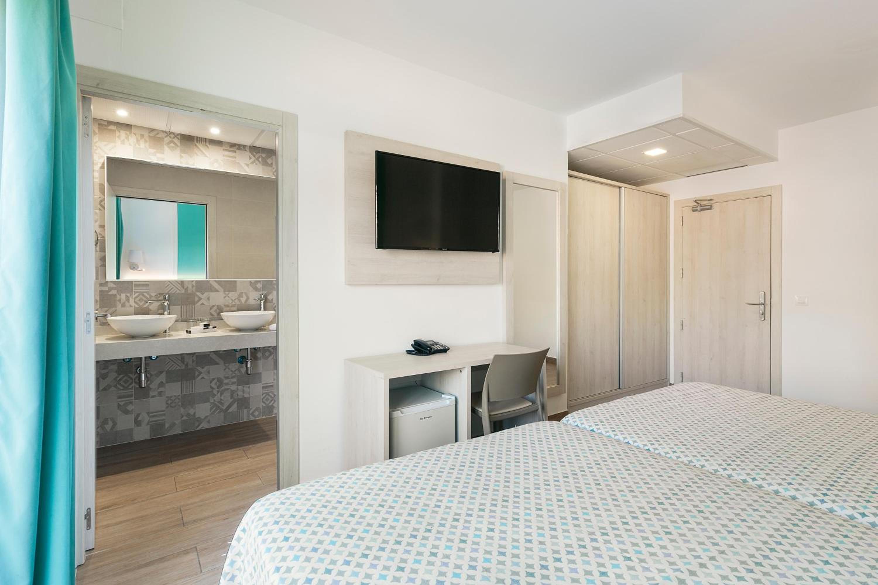 Standard Double Room (2 Adults + 2 Children) photo 3