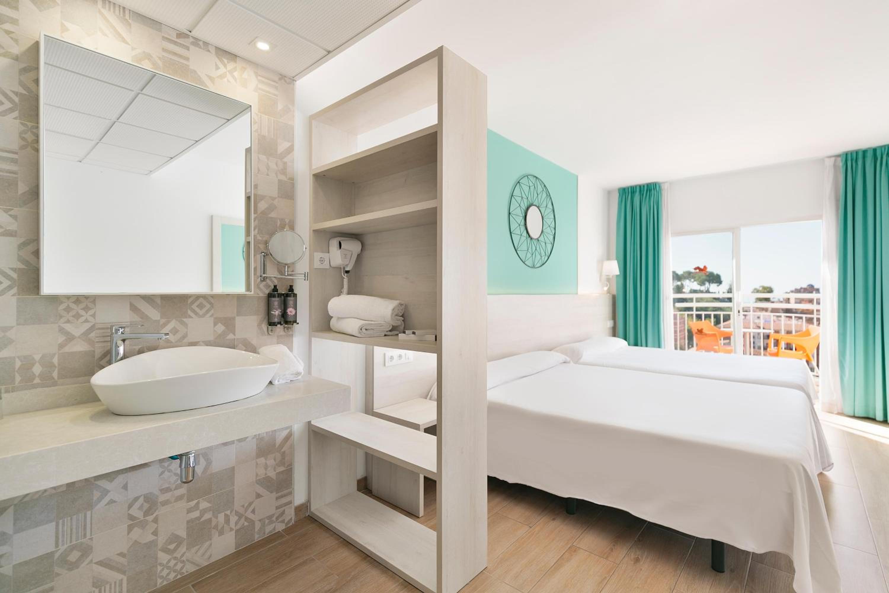 Habitación Doble con Vista a la Piscina