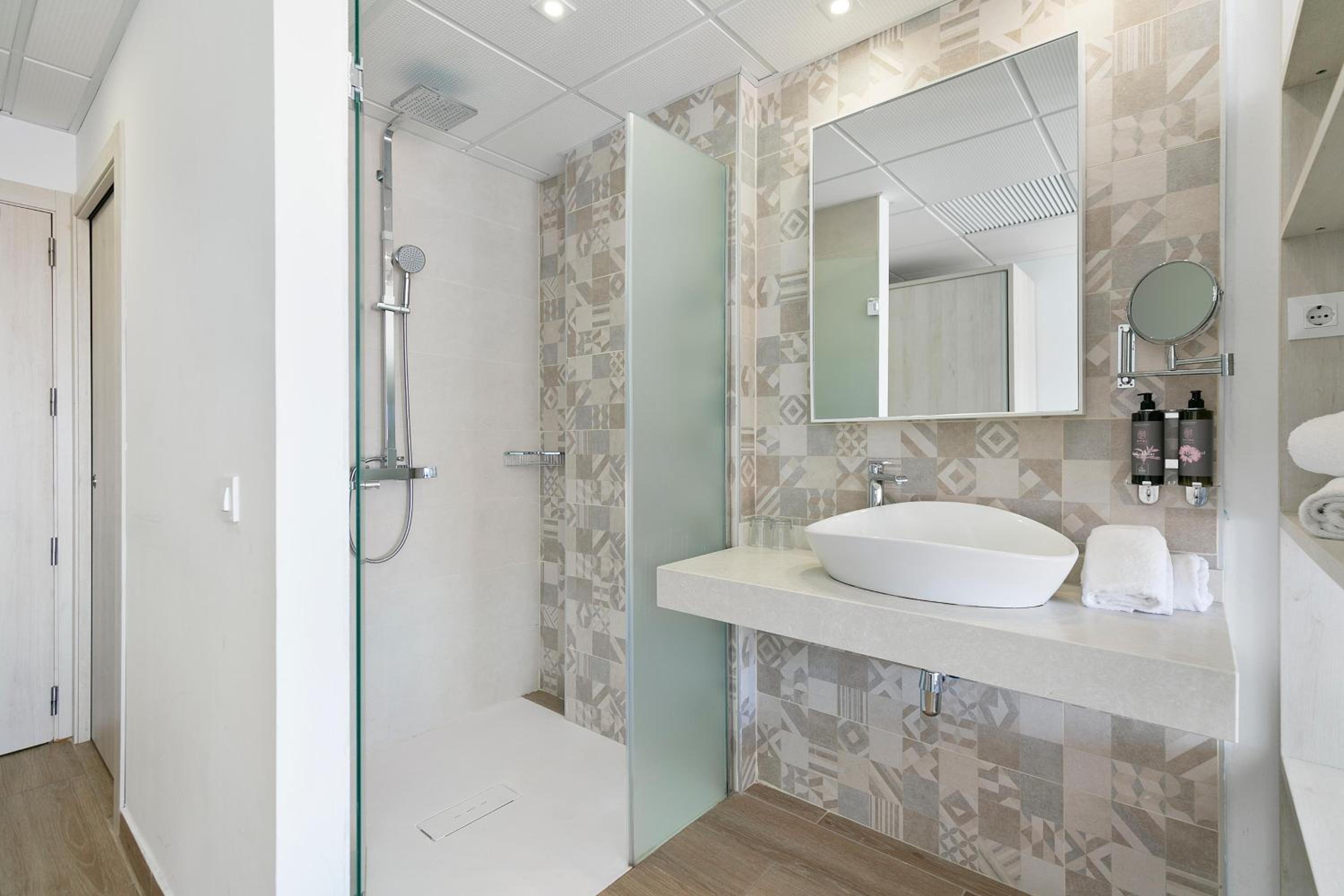 Double Room with Pool View (3 Adults + 1 Child) photo 2