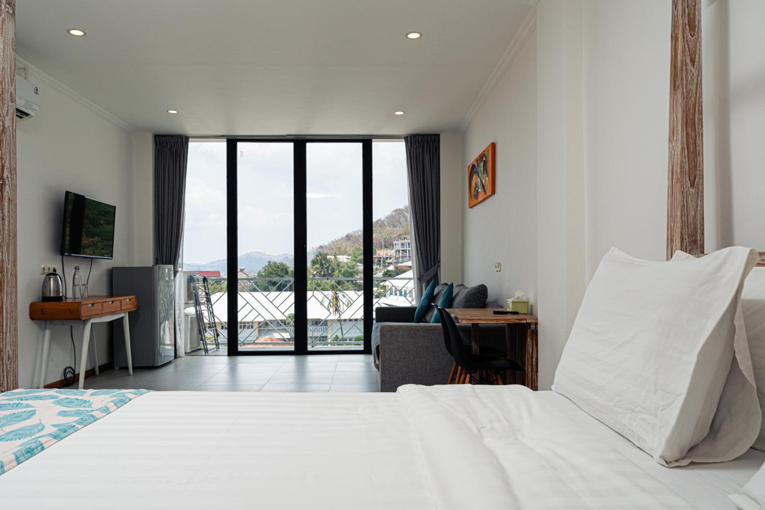Deluxe Double Room with Balcony - Photo 18