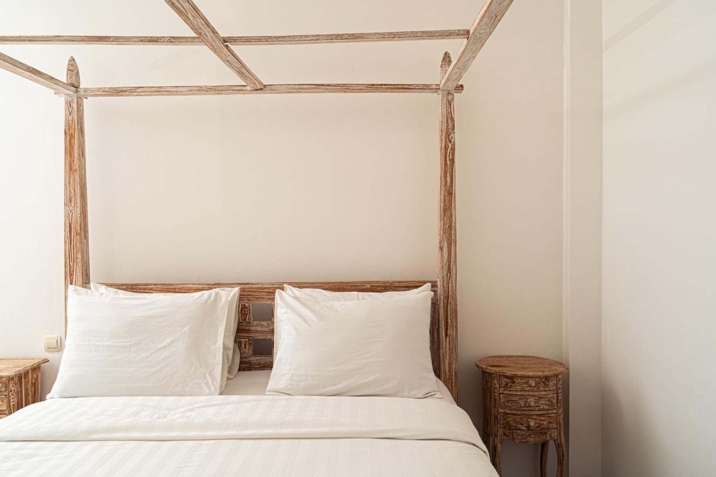 Deluxe Double Room with Balcony - Photo 17