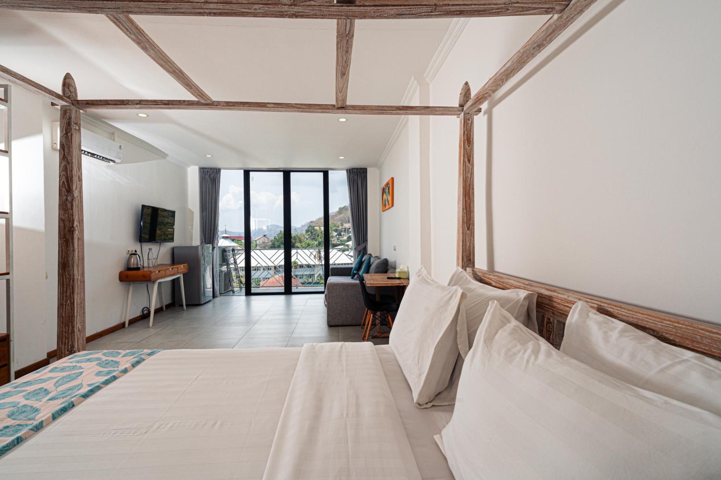 Deluxe Double Room with Balcony - Photo 7