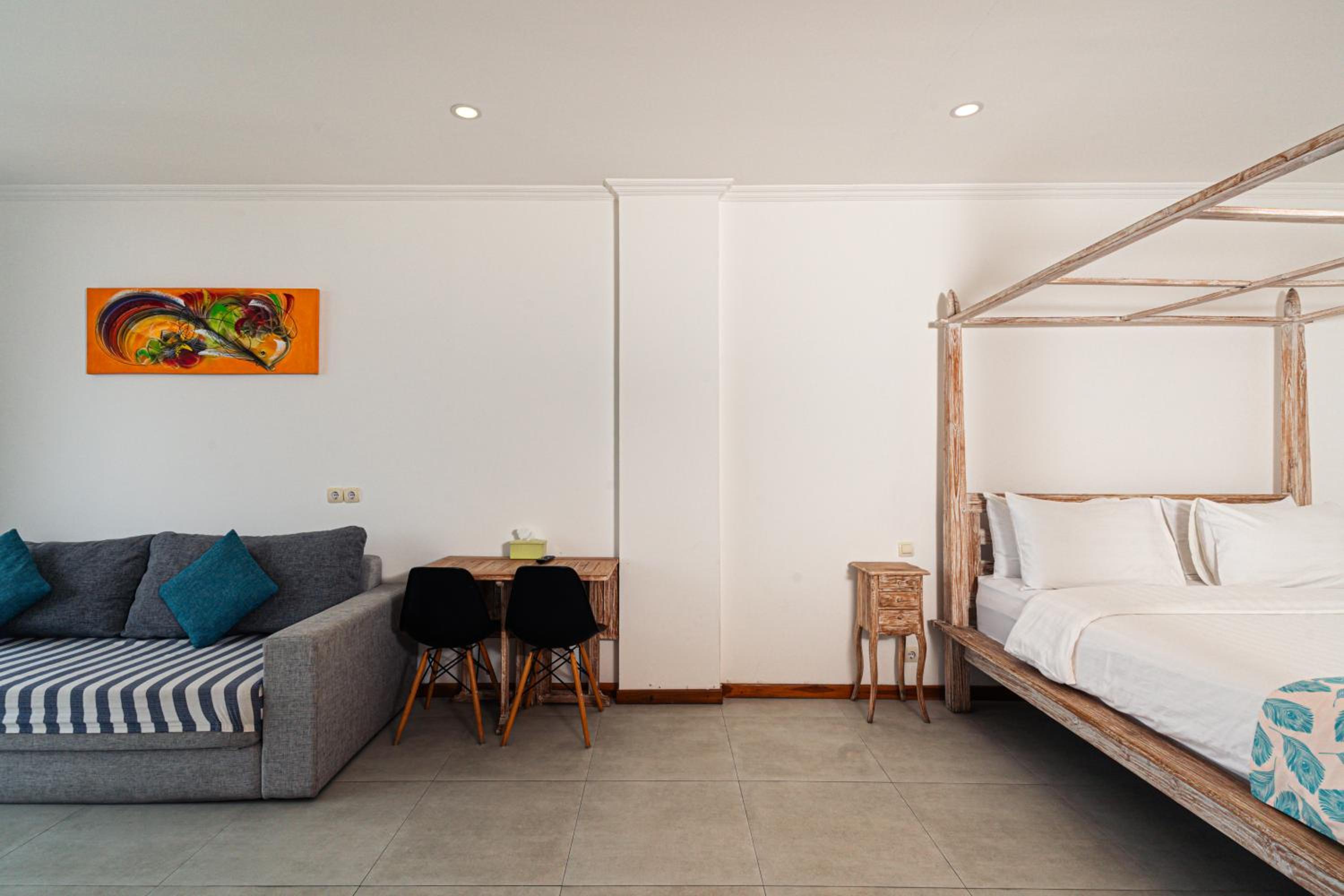 Deluxe Double Room with Balcony - Photo 8