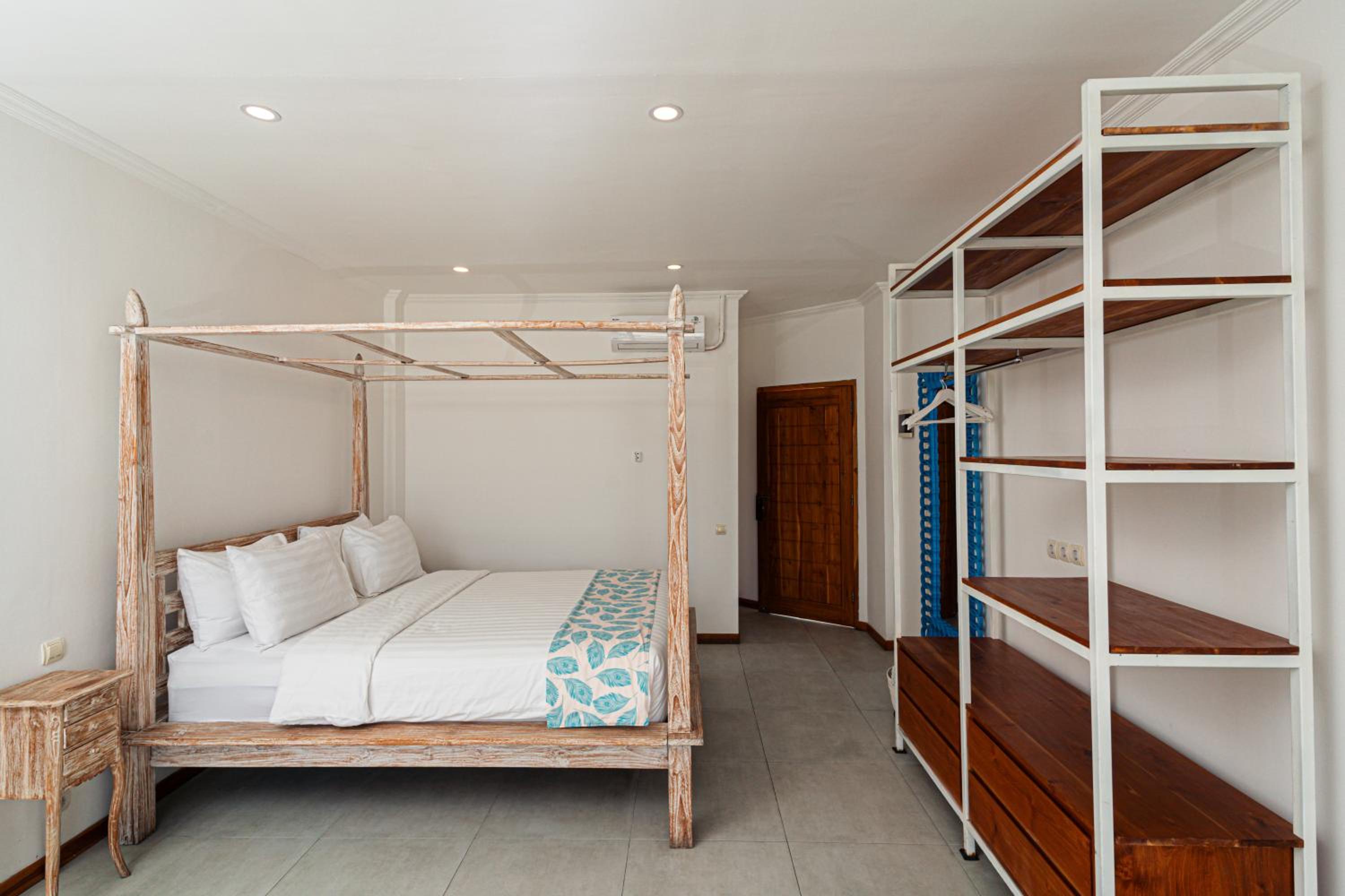 Deluxe Double Room with Balcony - Photo 6